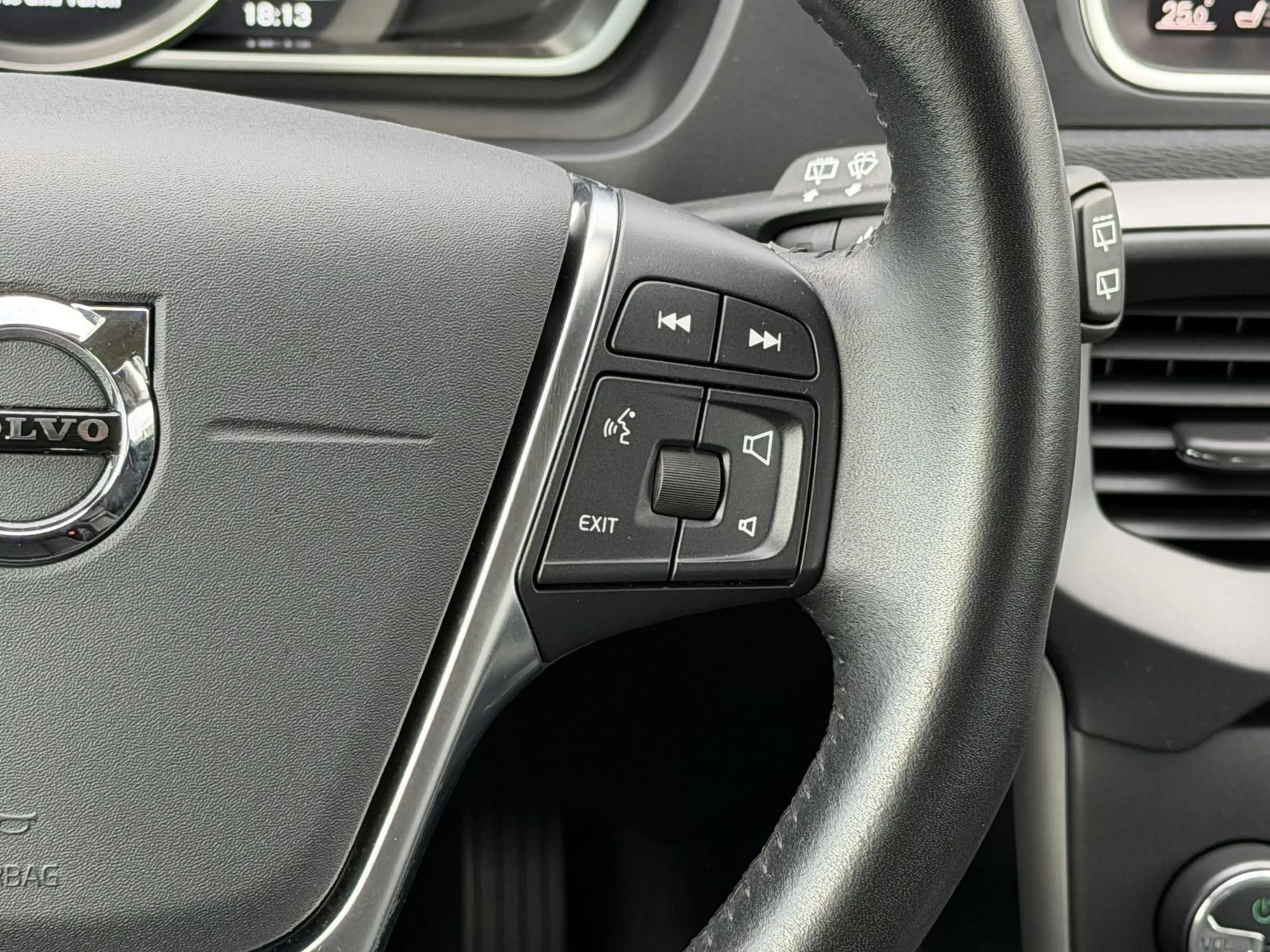 Volvo V40 Momentum|LED|PDC|Tempomat|2. Hand — photo 13