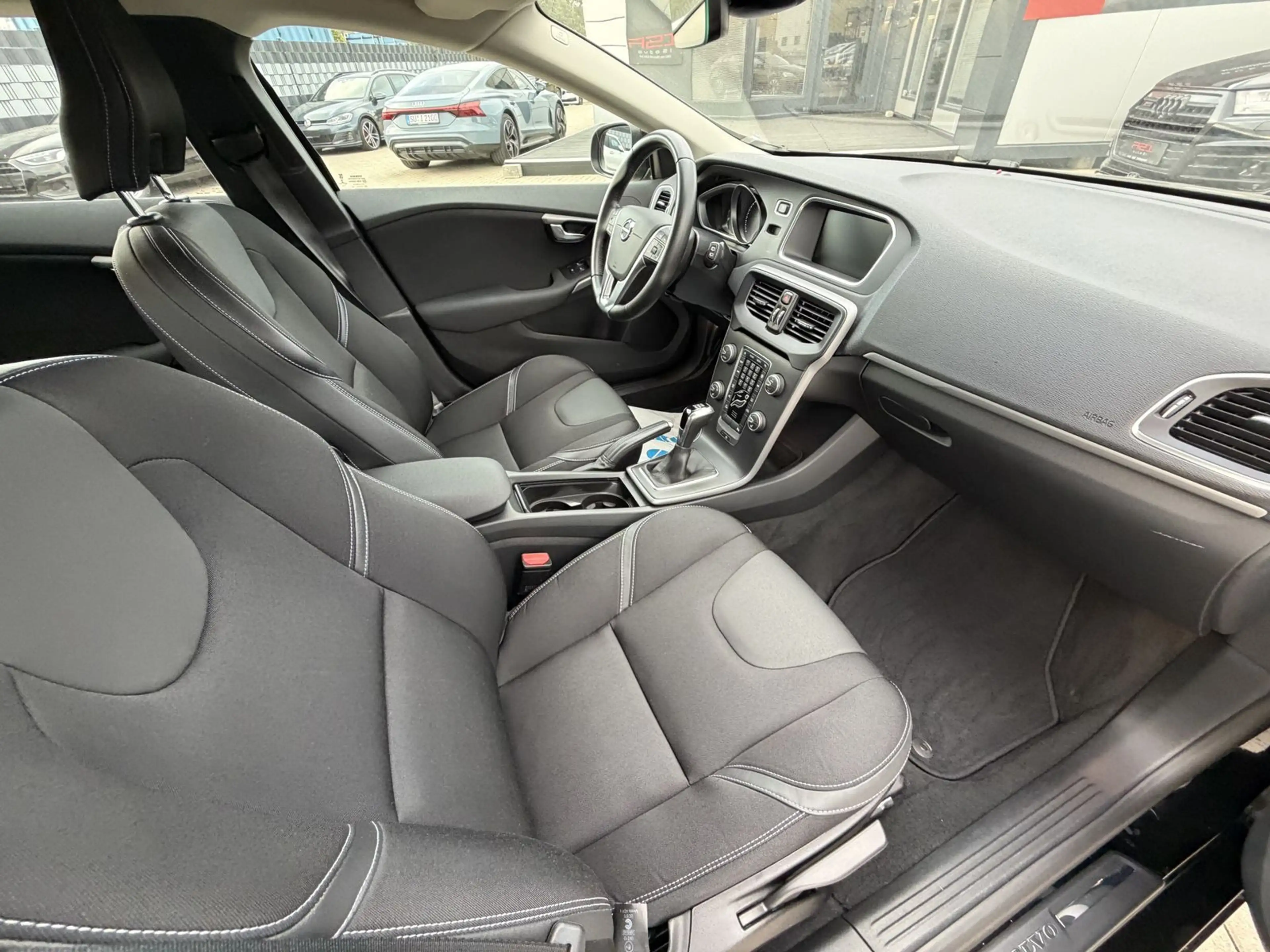 Volvo V40 Momentum|LED|PDC|Tempomat|2. Hand — photo 4