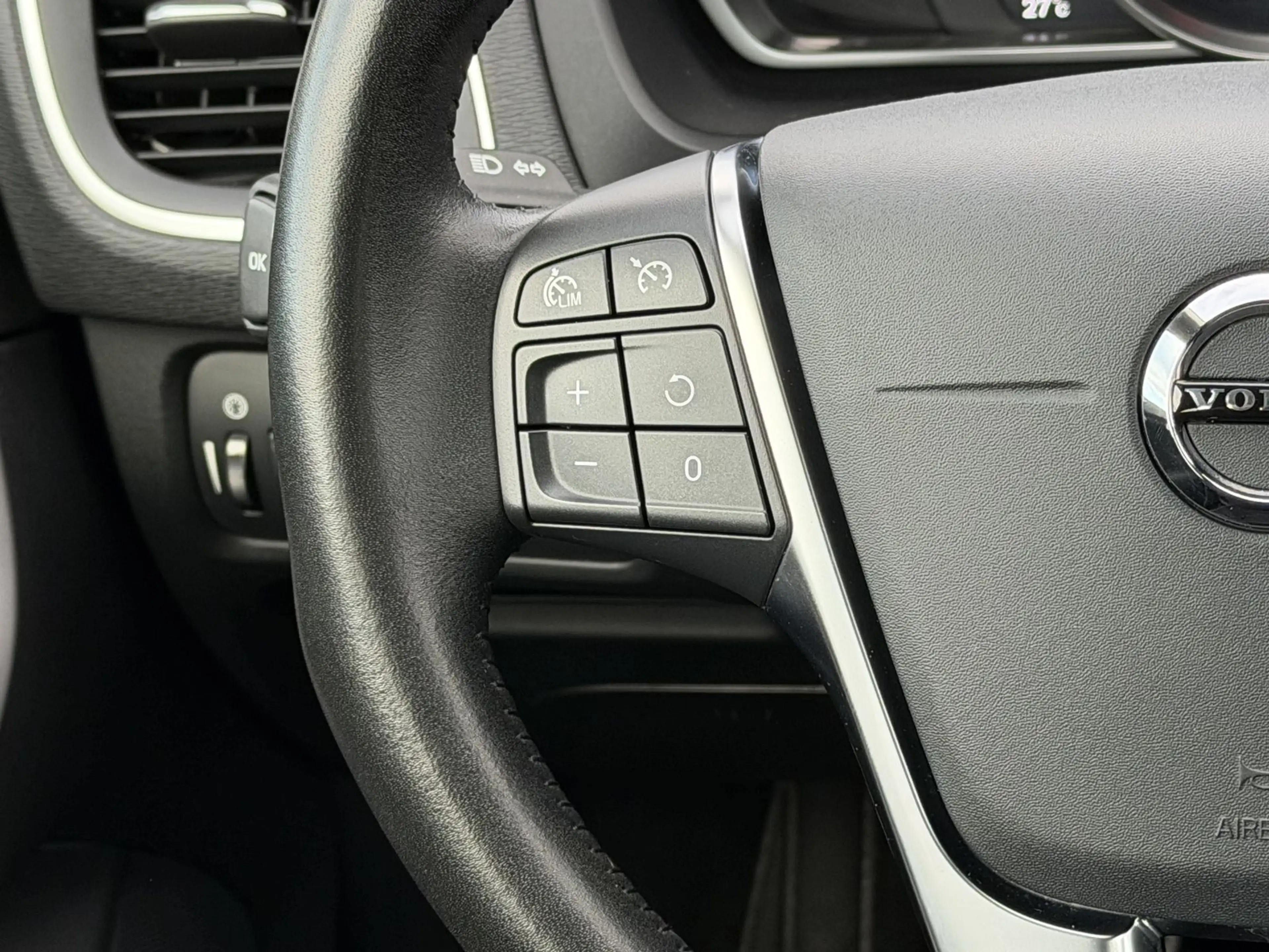Volvo V40 Momentum|LED|PDC|Tempomat|2. Hand — photo 12