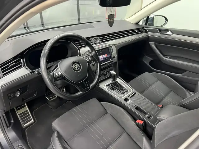 Volkswagen Passat view 14