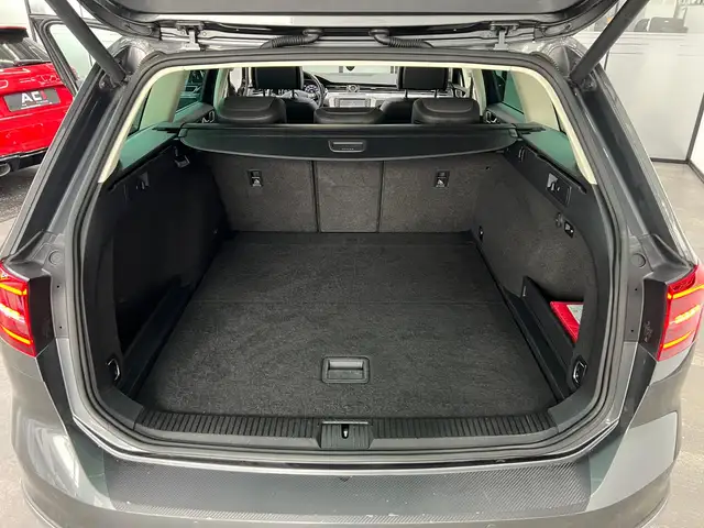 Volkswagen Passat view 19