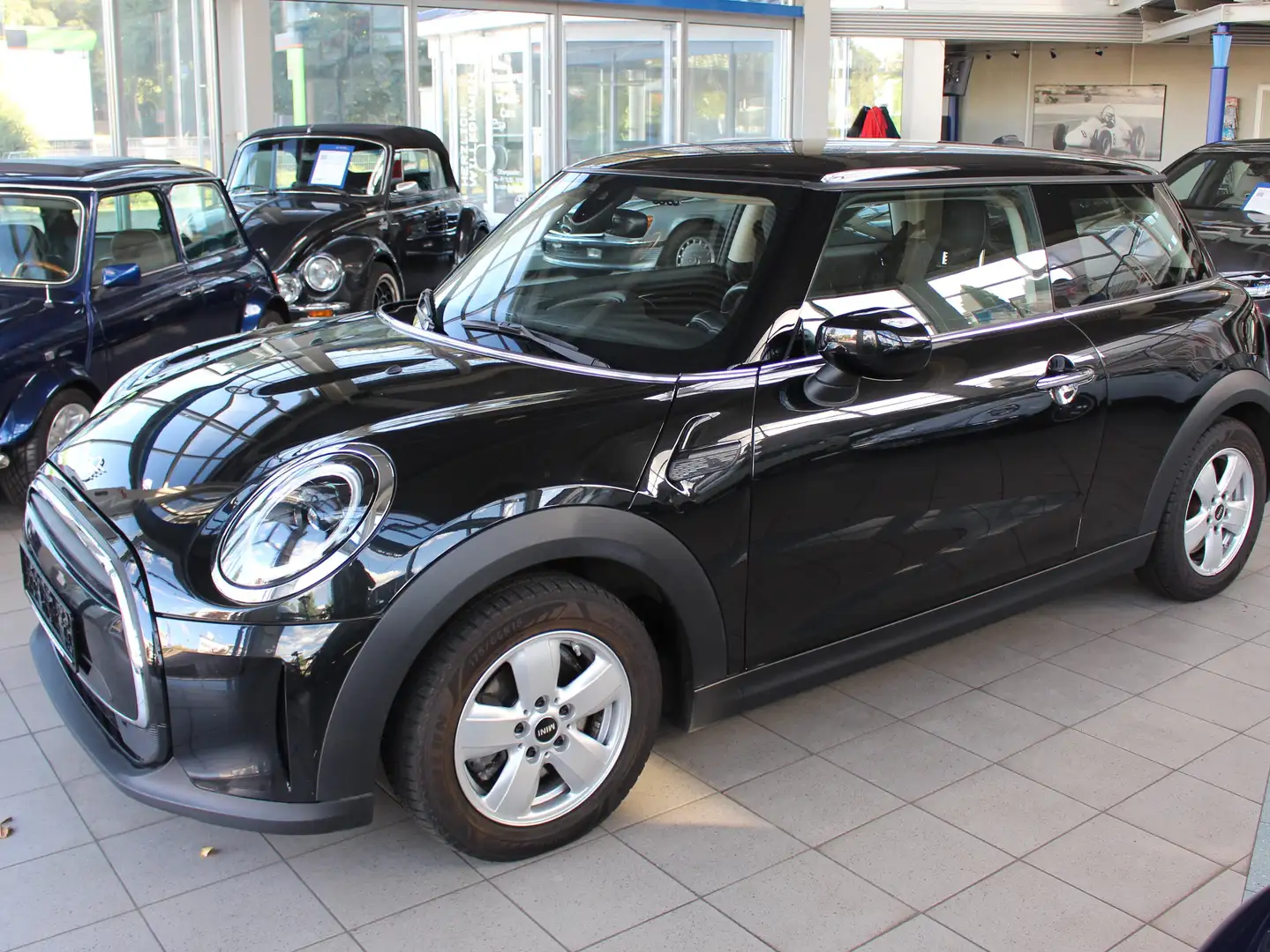 MINI Cooper Cooper Essential Trim Schwarz - 1