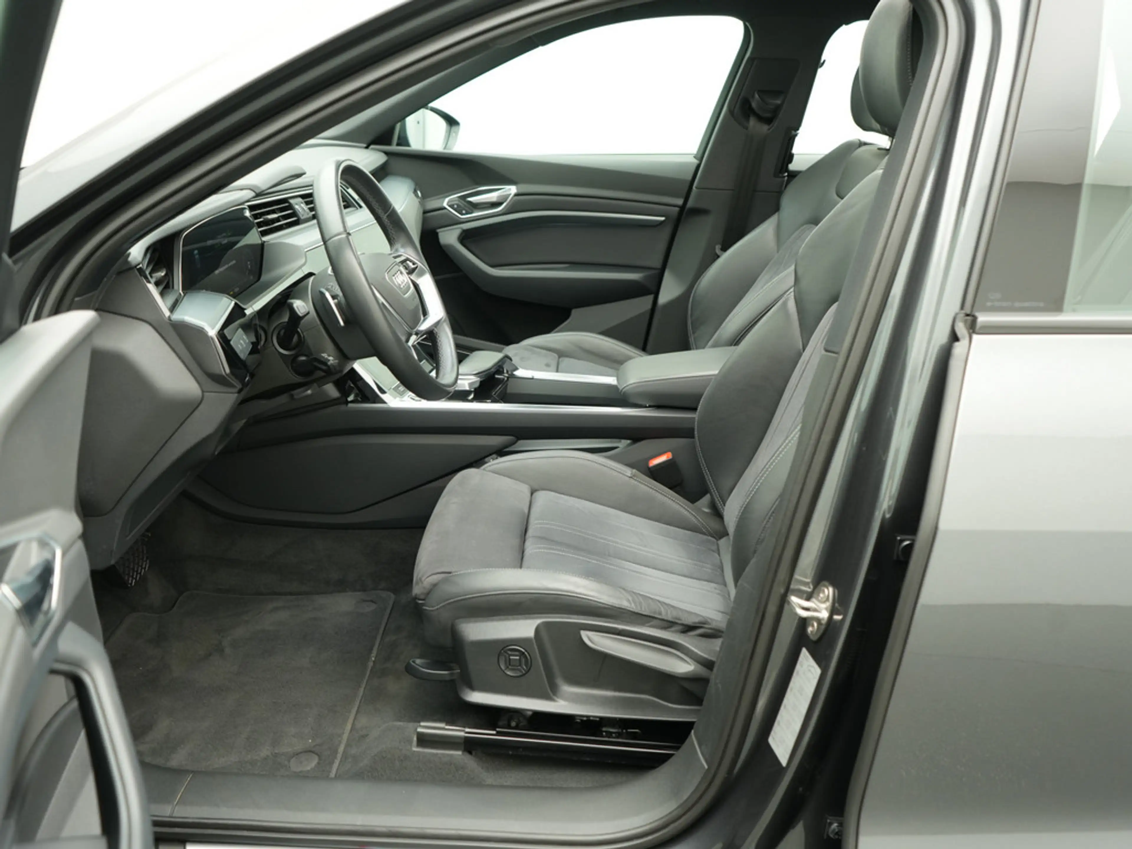 Audi Q8 e-tron 50 quattro S line AHK PANO LEDER — photo 13