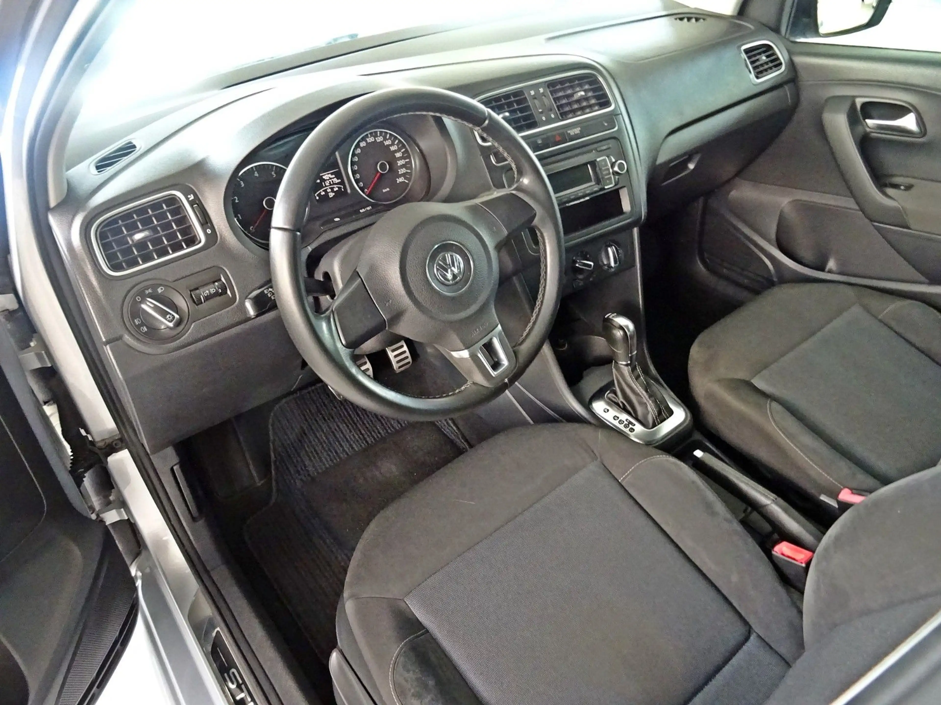 Volkswagen Polo V Style 1.4 DSG — photo 7