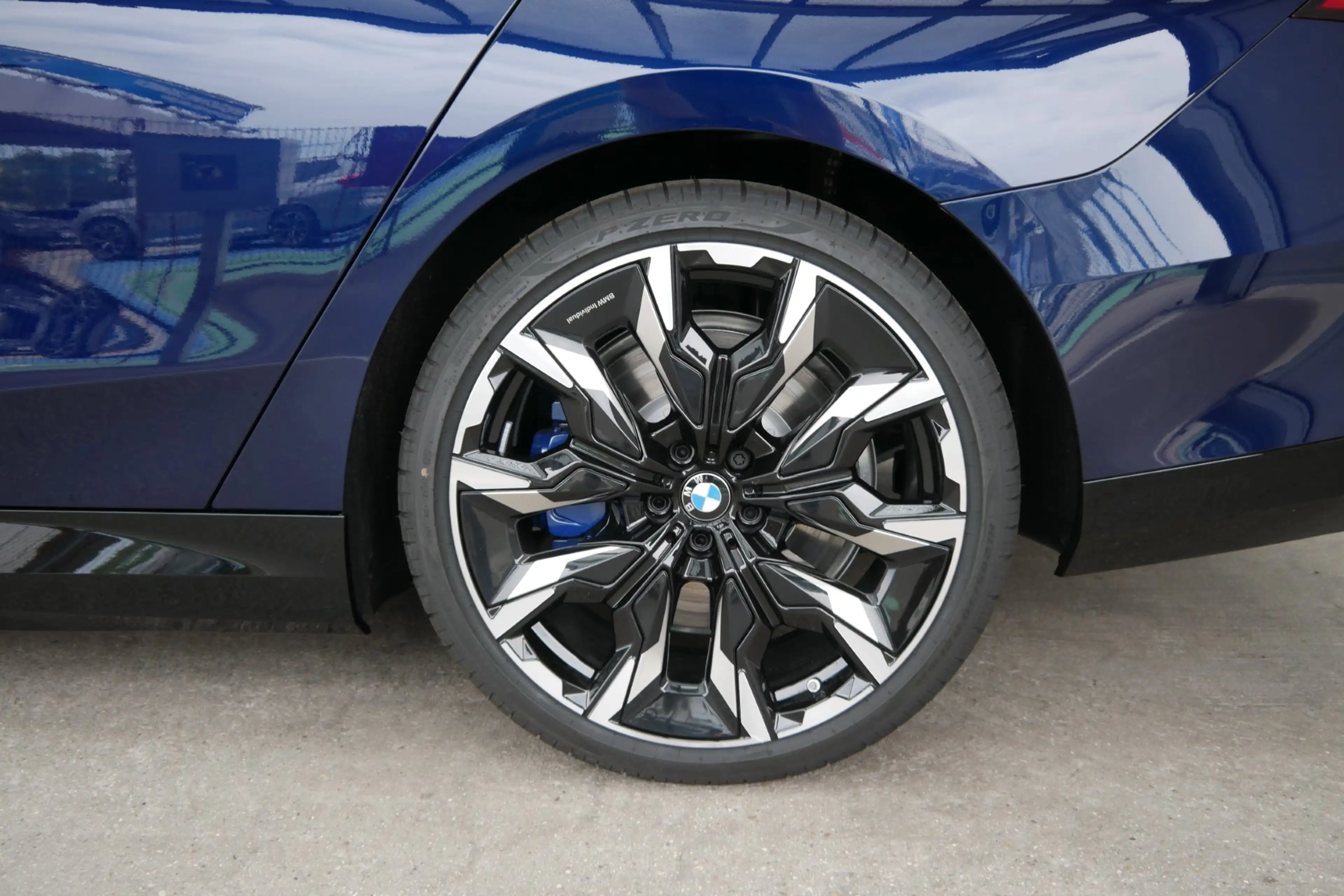 BMW 550 e xDrive *M-Paket Pro/AHK/Innovationspaket/B&W Sound/Pano/Adapt. LED/360°/Sitzlüftung* — photo 4
