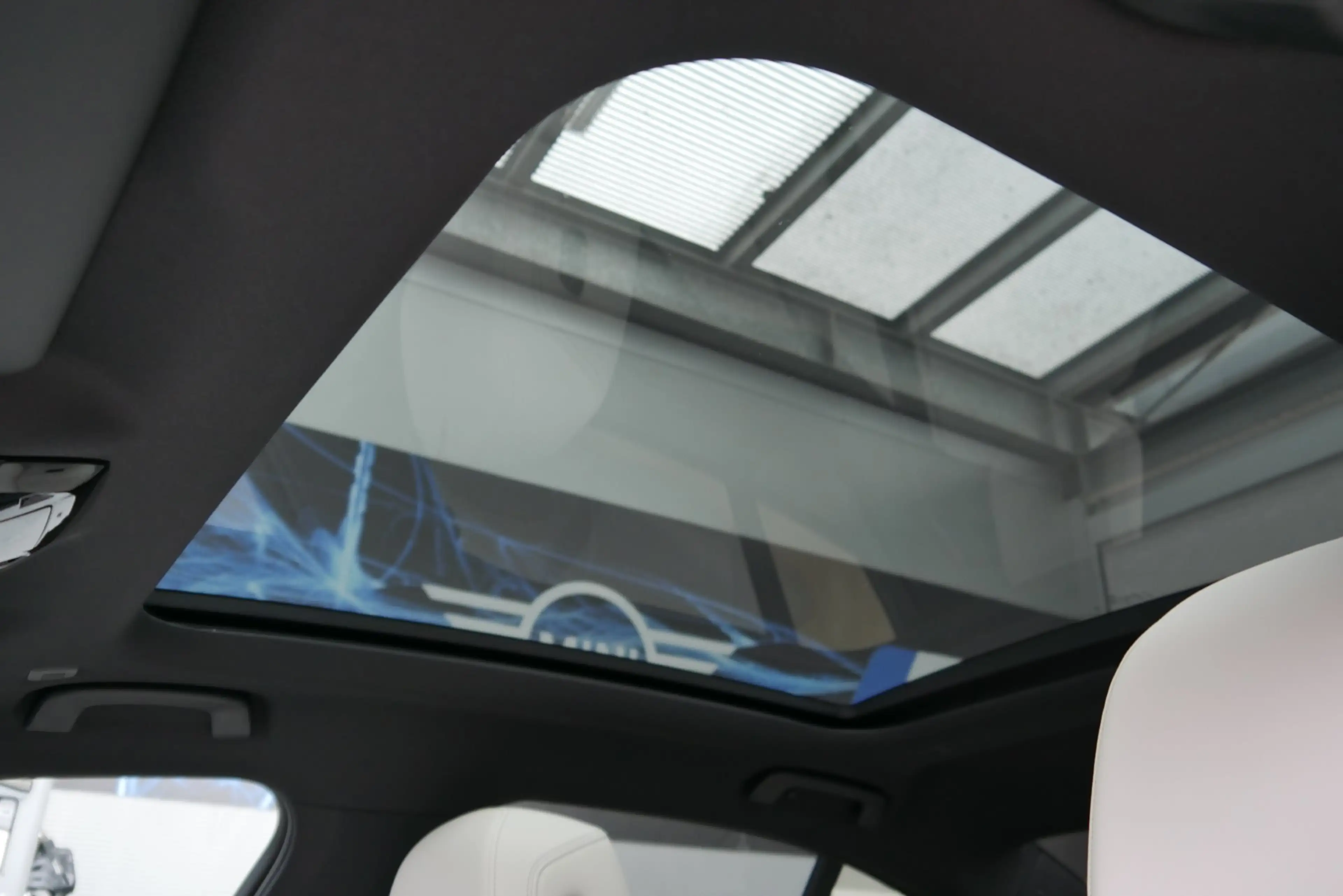 BMW 550 e xDrive *M-Paket Pro/AHK/Innovationspaket/B&W Sound/Pano/Adapt. LED/360°/Sitzlüftung* — photo 14