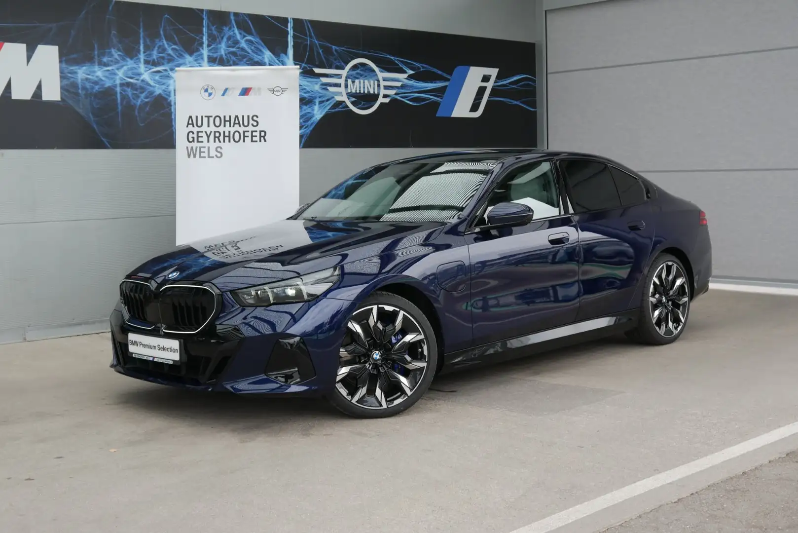 BMW 550 e xDrive *M-Paket Pro/AHK/Innovationspaket/B&W Sound/Pano/Adapt. LED/360°/Sitzlüftung* Blau - 1