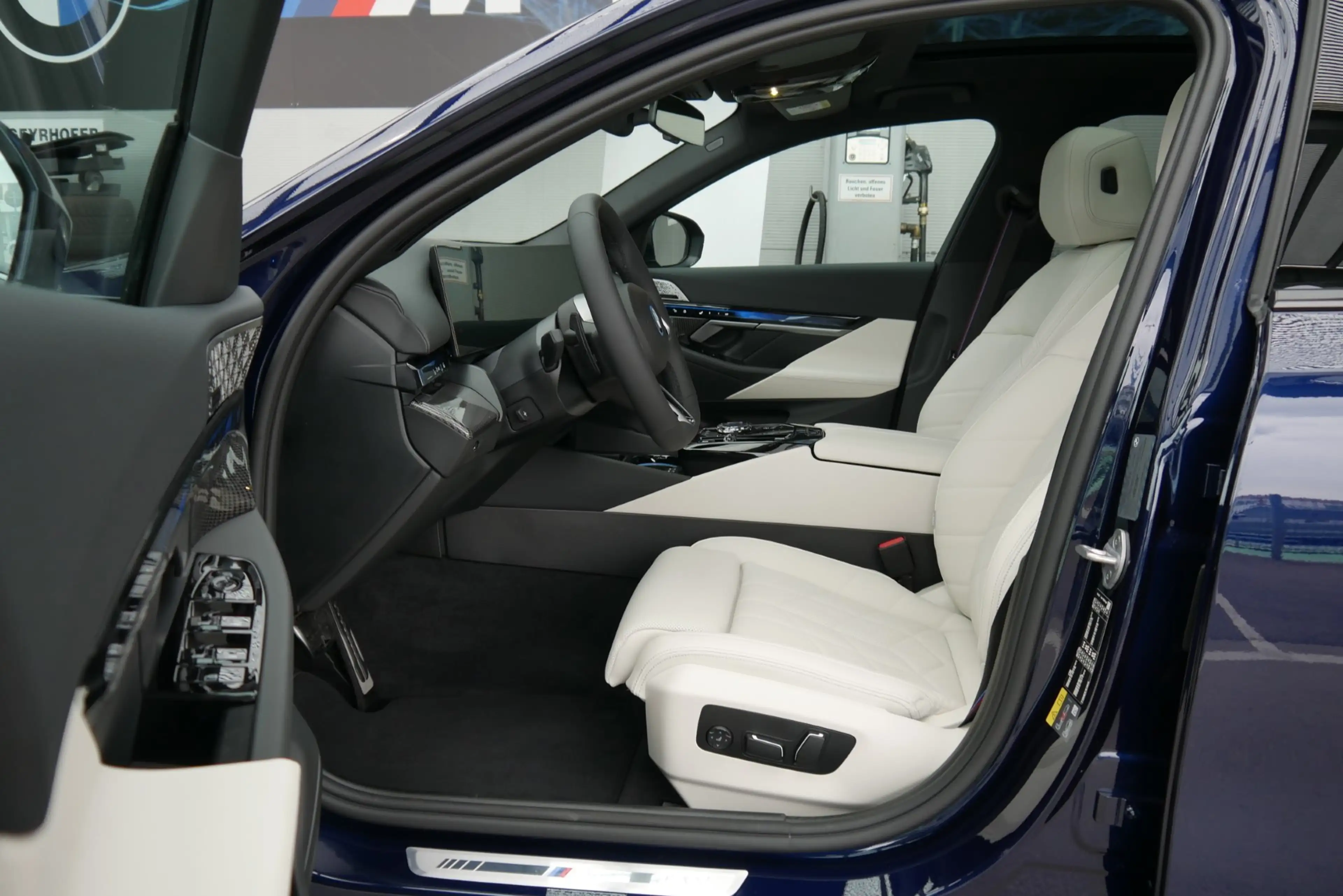 BMW 550 e xDrive *M-Paket Pro/AHK/Innovationspaket/B&W Sound/Pano/Adapt. LED/360°/Sitzlüftung* — photo 9