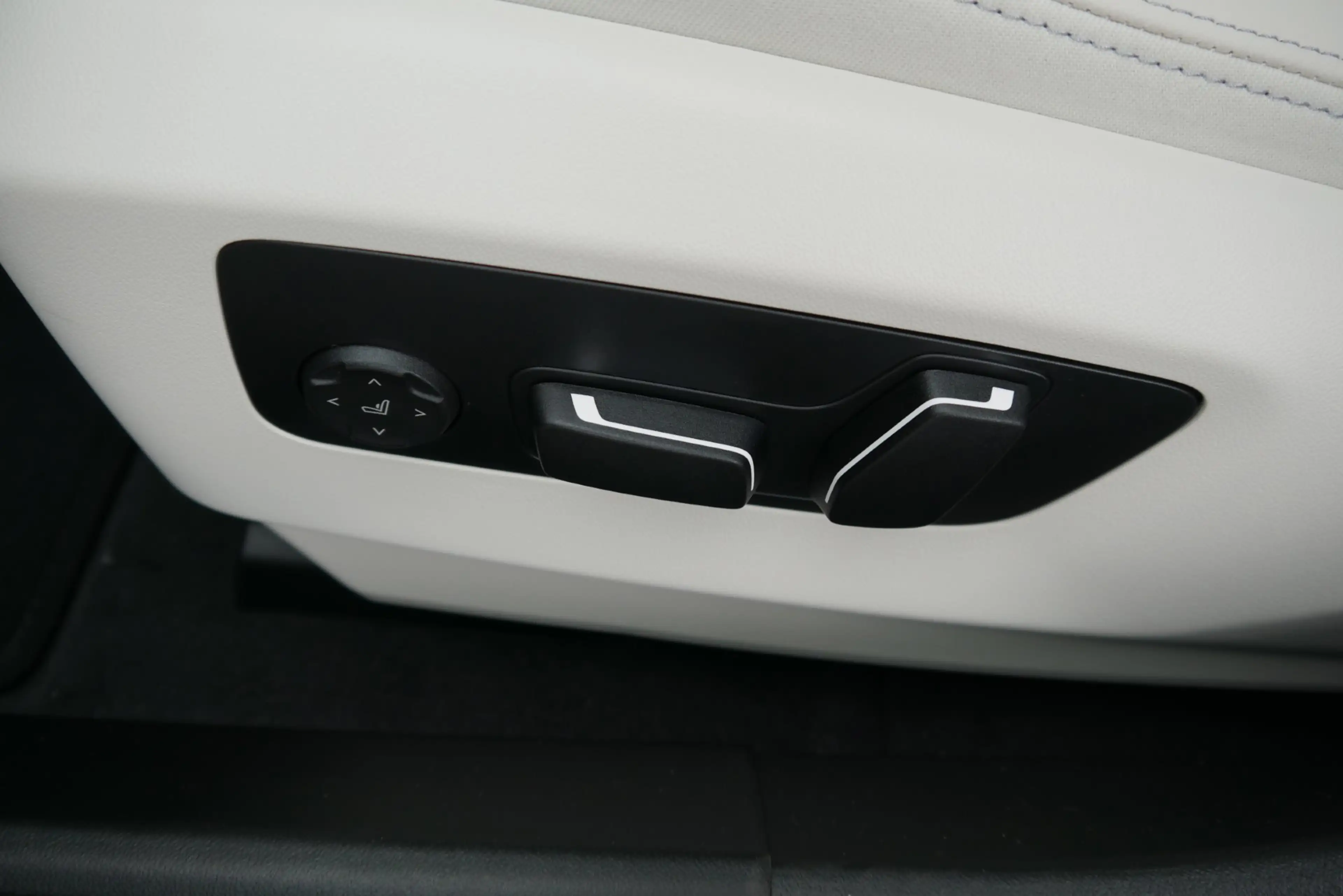 BMW 550 e xDrive *M-Paket Pro/AHK/Innovationspaket/B&W Sound/Pano/Adapt. LED/360°/Sitzlüftung* — photo 13