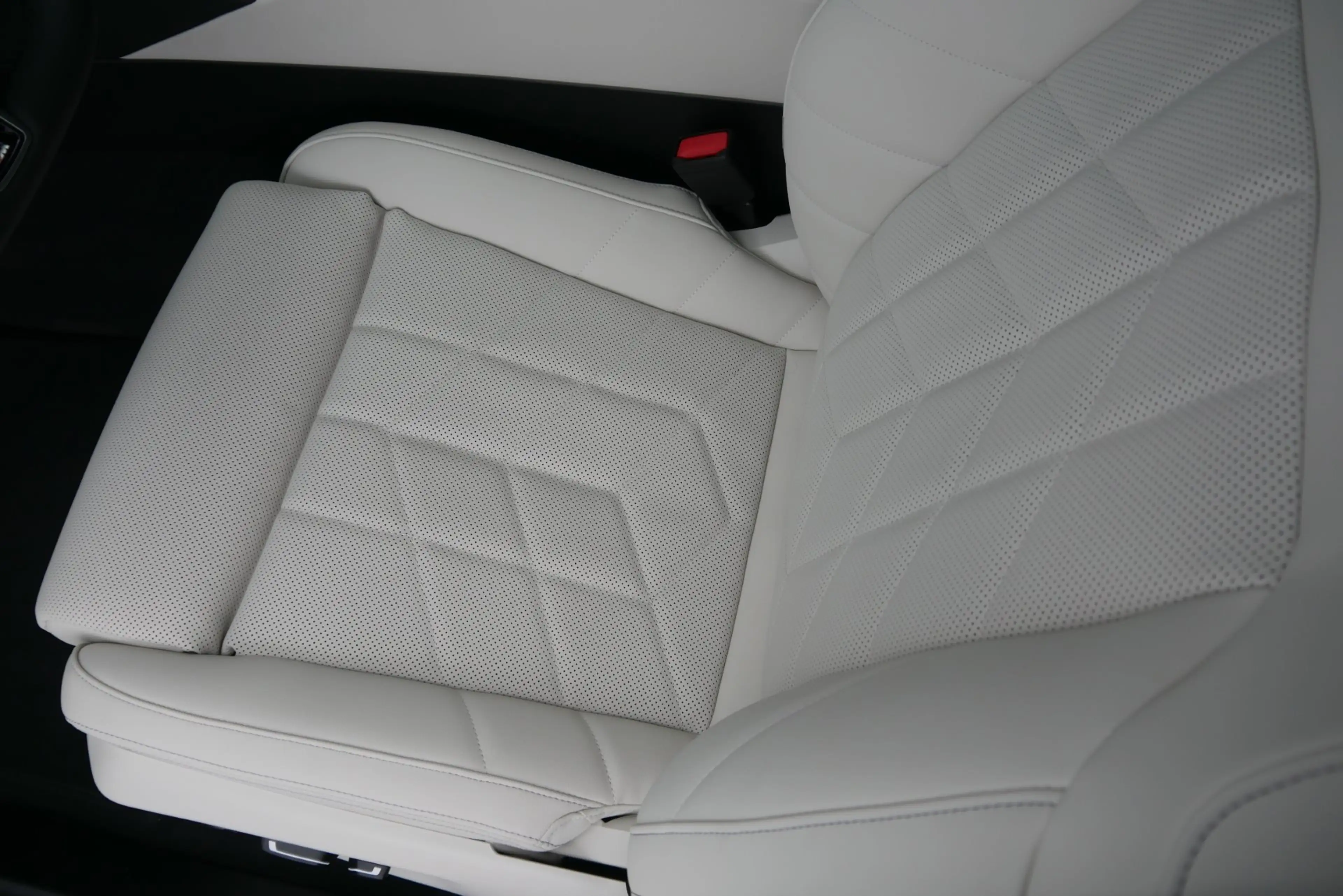 BMW 550 e xDrive *M-Paket Pro/AHK/Innovationspaket/B&W Sound/Pano/Adapt. LED/360°/Sitzlüftung* — photo 12