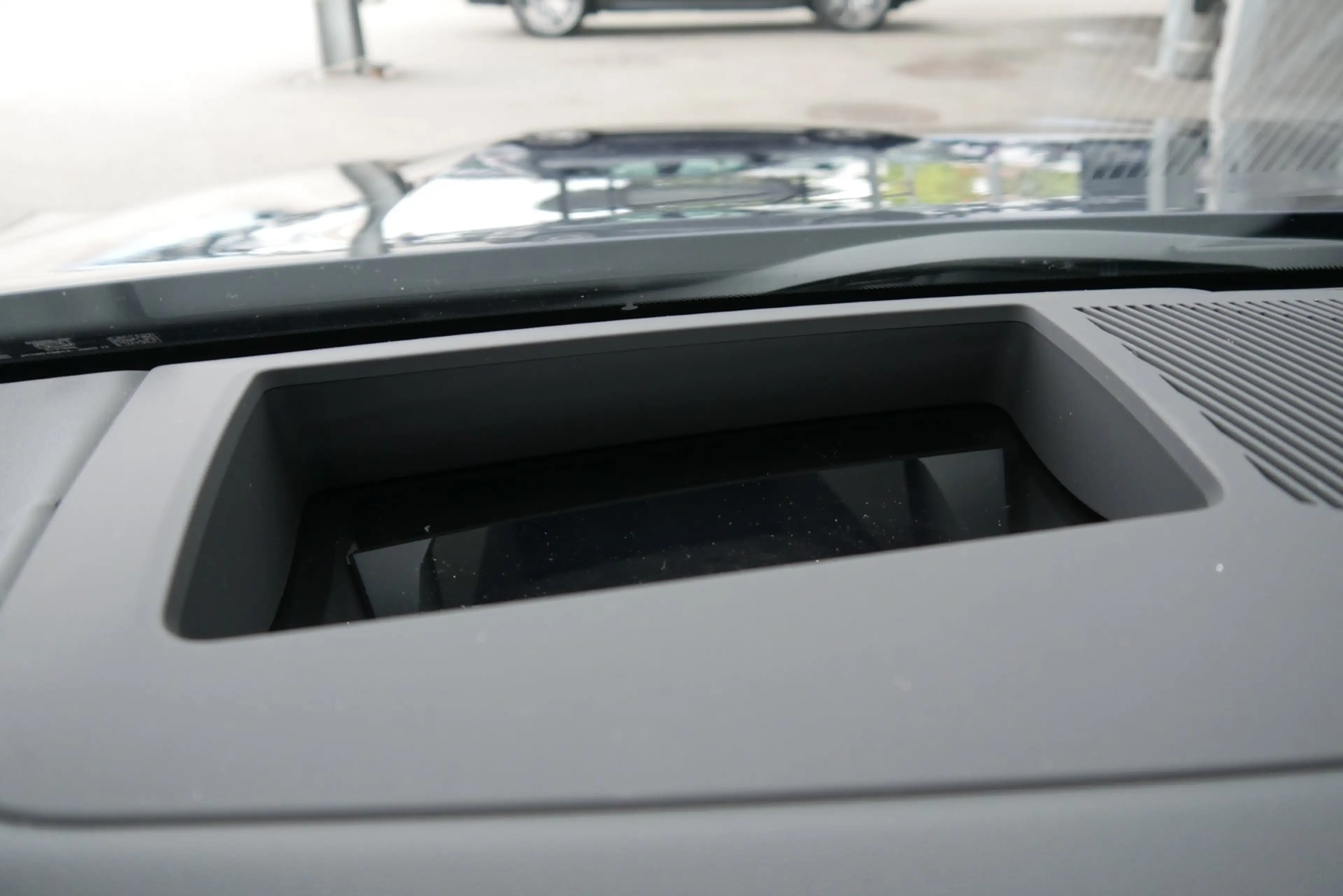 BMW 550 e xDrive *M-Paket Pro/AHK/Innovationspaket/B&W Sound/Pano/Adapt. LED/360°/Sitzlüftung* — photo 15