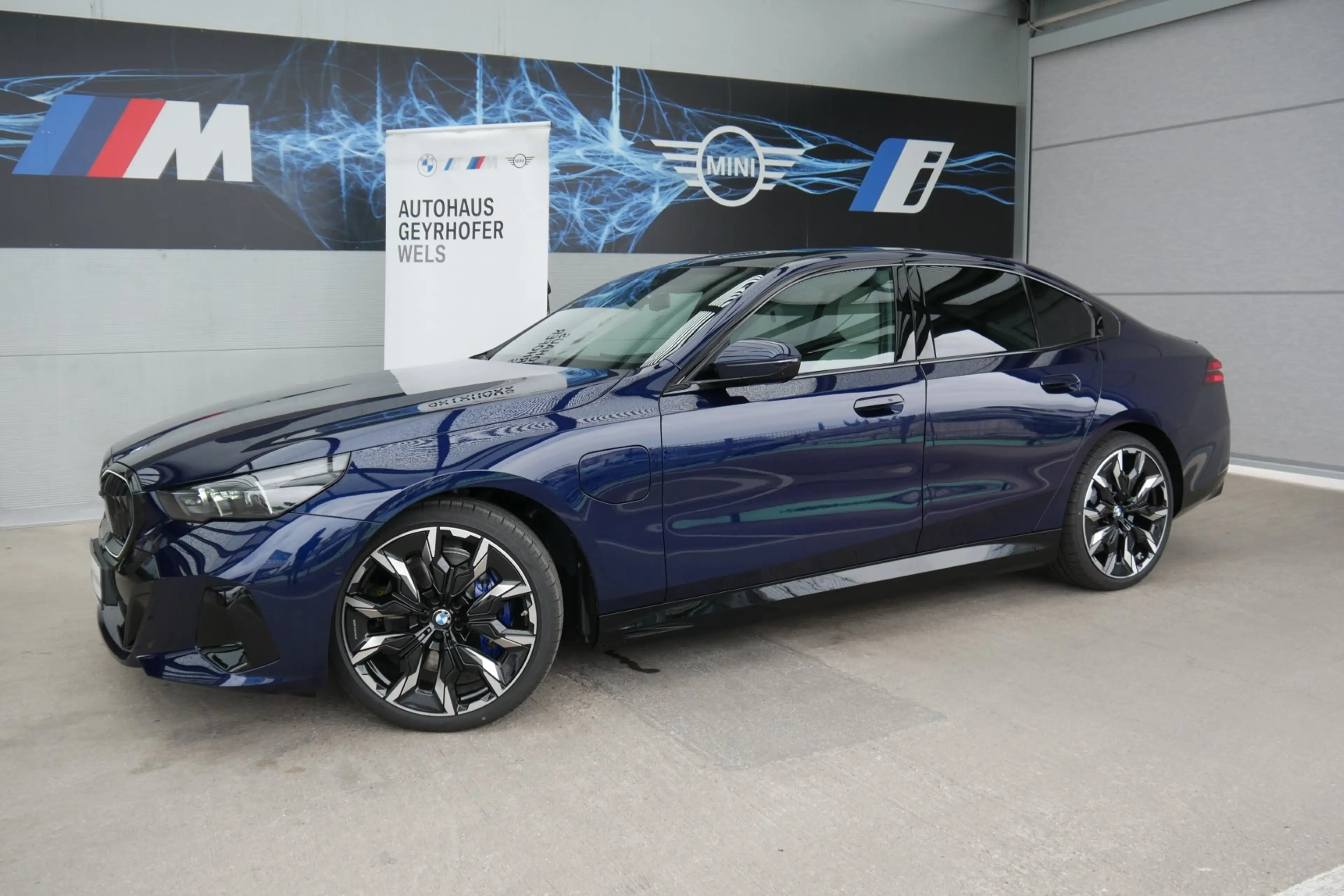 BMW 550 e xDrive *M-Paket Pro/AHK/Innovationspaket/B&W Sound/Pano/Adapt. LED/360°/Sitzlüftung* — photo 3