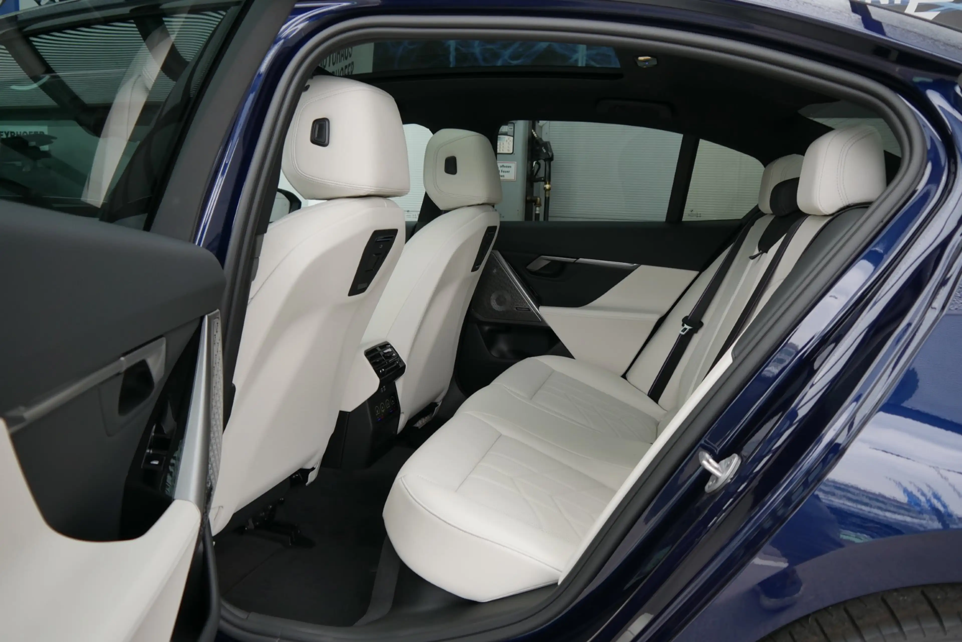 BMW 550 e xDrive *M-Paket Pro/AHK/Innovationspaket/B&W Sound/Pano/Adapt. LED/360°/Sitzlüftung* — photo 5