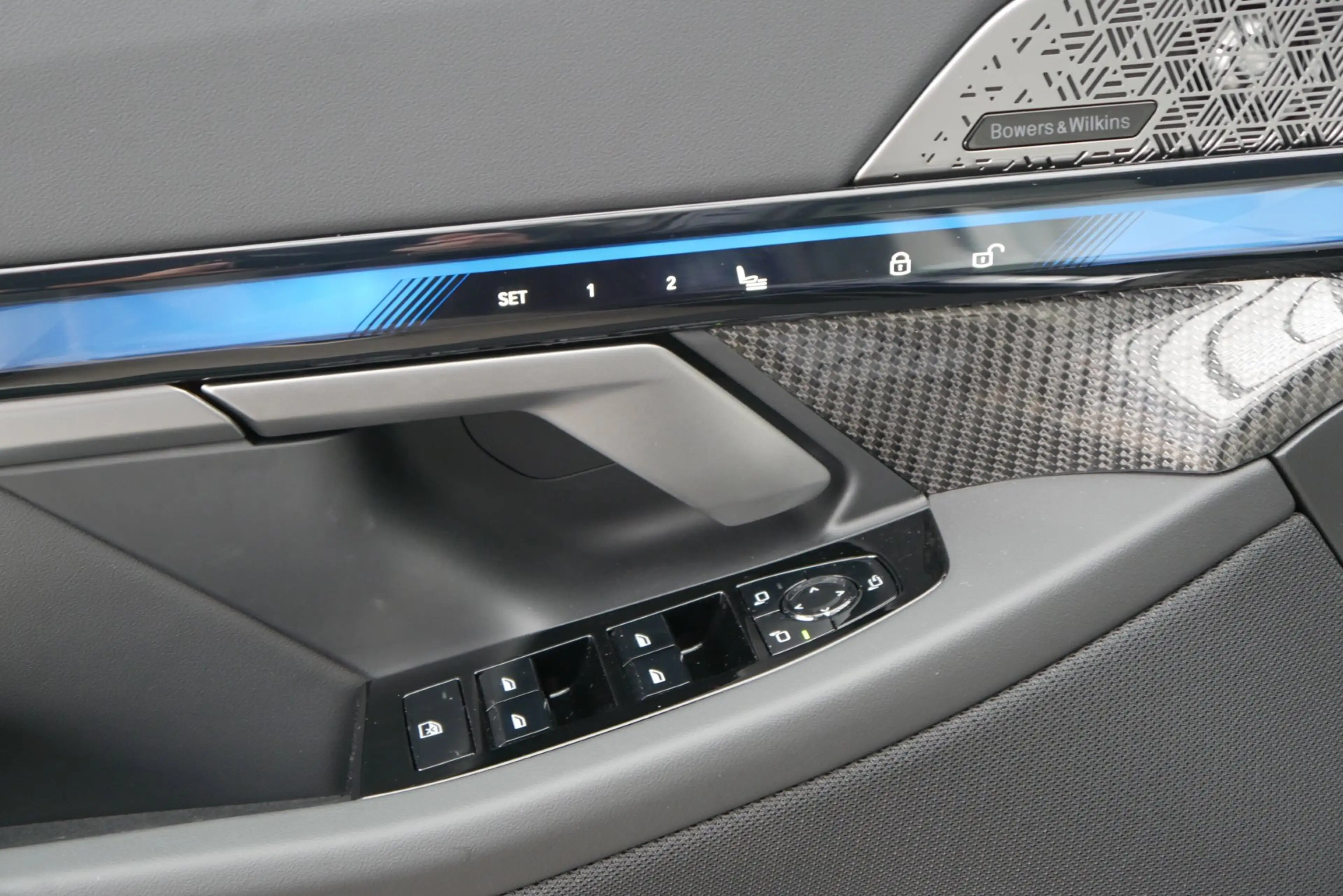 BMW 550 e xDrive *M-Paket Pro/AHK/Innovationspaket/B&W Sound/Pano/Adapt. LED/360°/Sitzlüftung* — photo 10