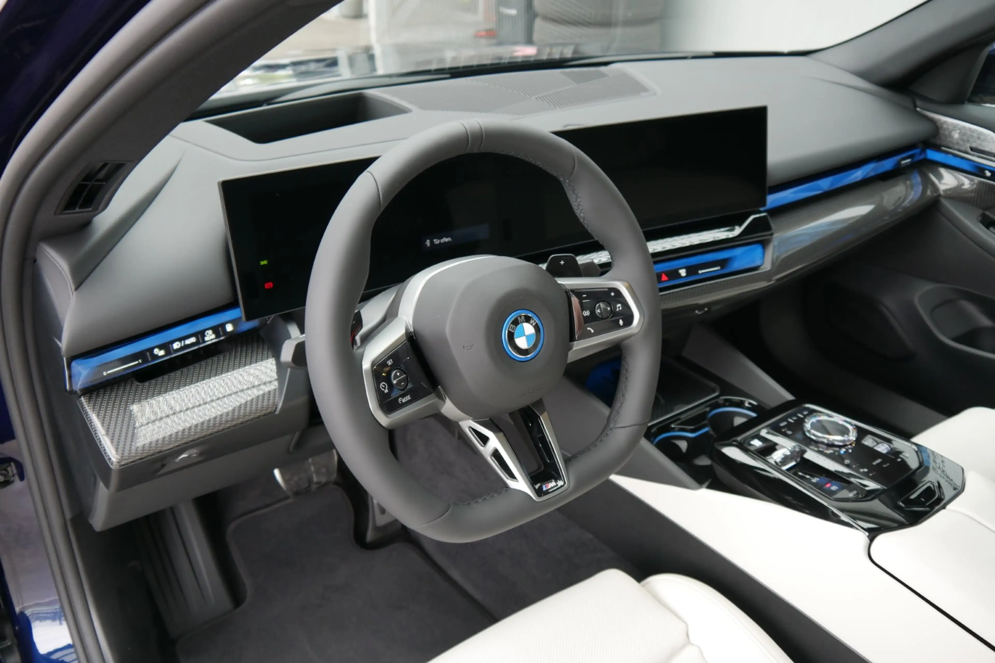 BMW 550 e xDrive *M-Paket Pro/AHK/Innovationspaket/B&W Sound/Pano/Adapt. LED/360°/Sitzlüftung* — photo 11