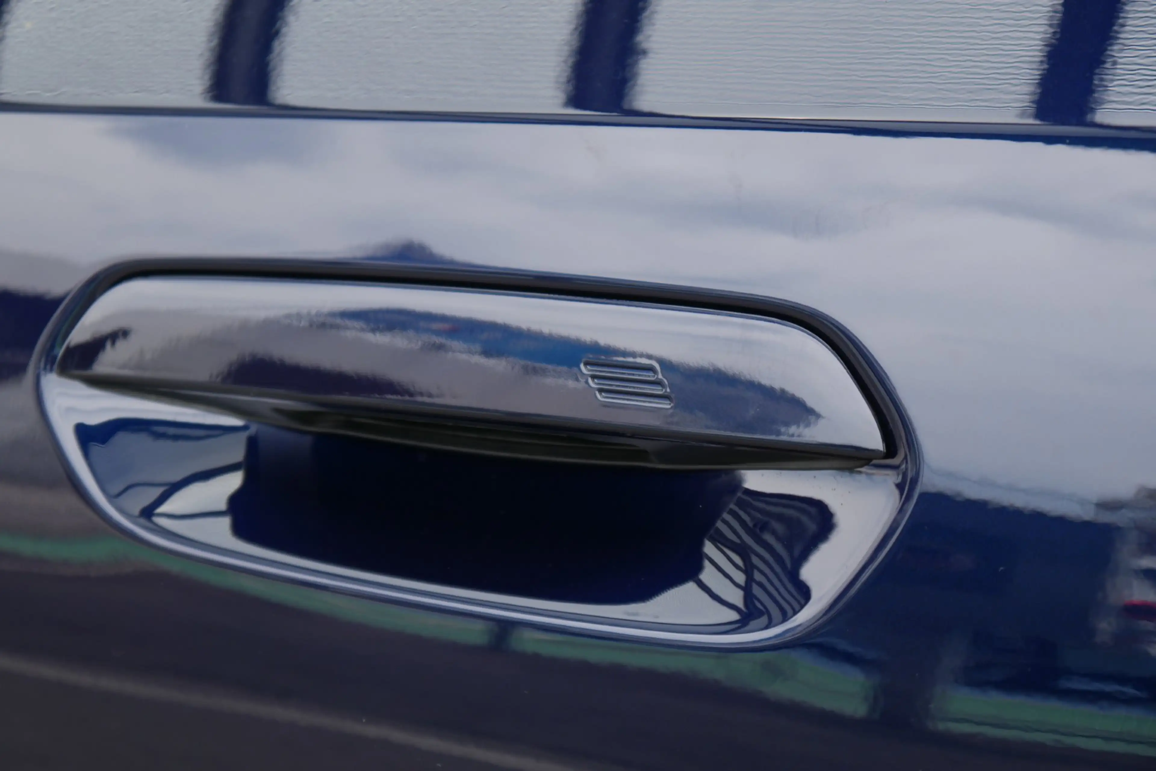 BMW 550 e xDrive *M-Paket Pro/AHK/Innovationspaket/B&W Sound/Pano/Adapt. LED/360°/Sitzlüftung* — photo 8