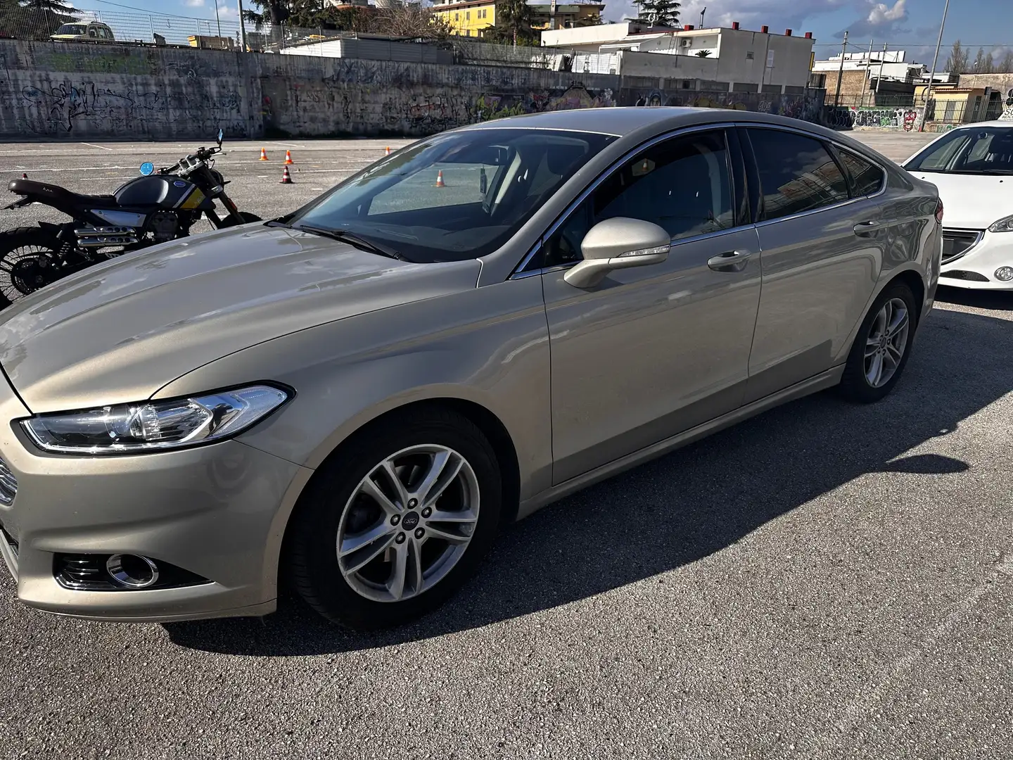 Ford Mondeo Mondeo IV 2015 Berlina 5p2.0tdci Titanium Business Zlatá - 1