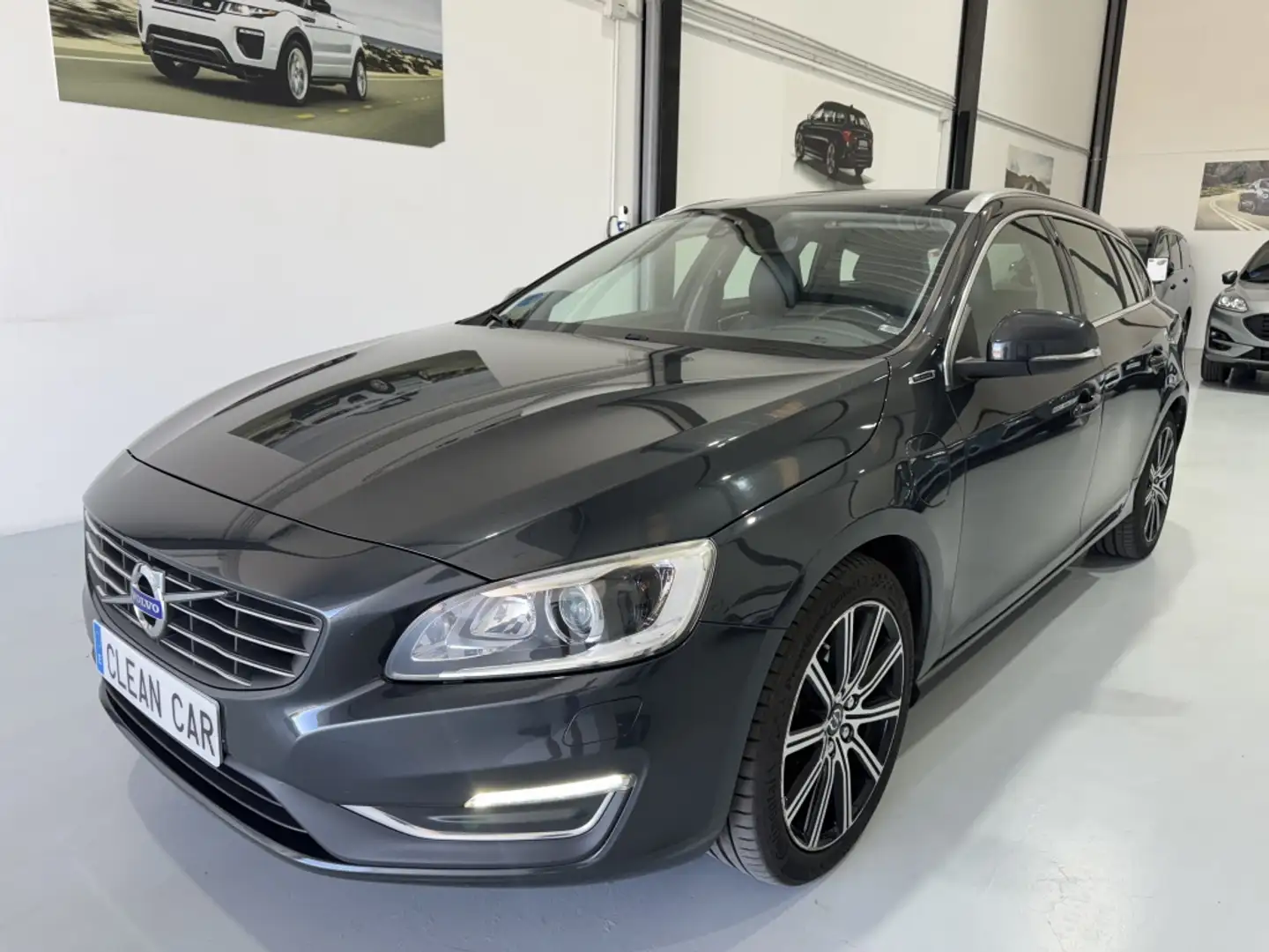 Volvo V60 D6 Plug-in Hybrid AWD Aut. Grau - 1