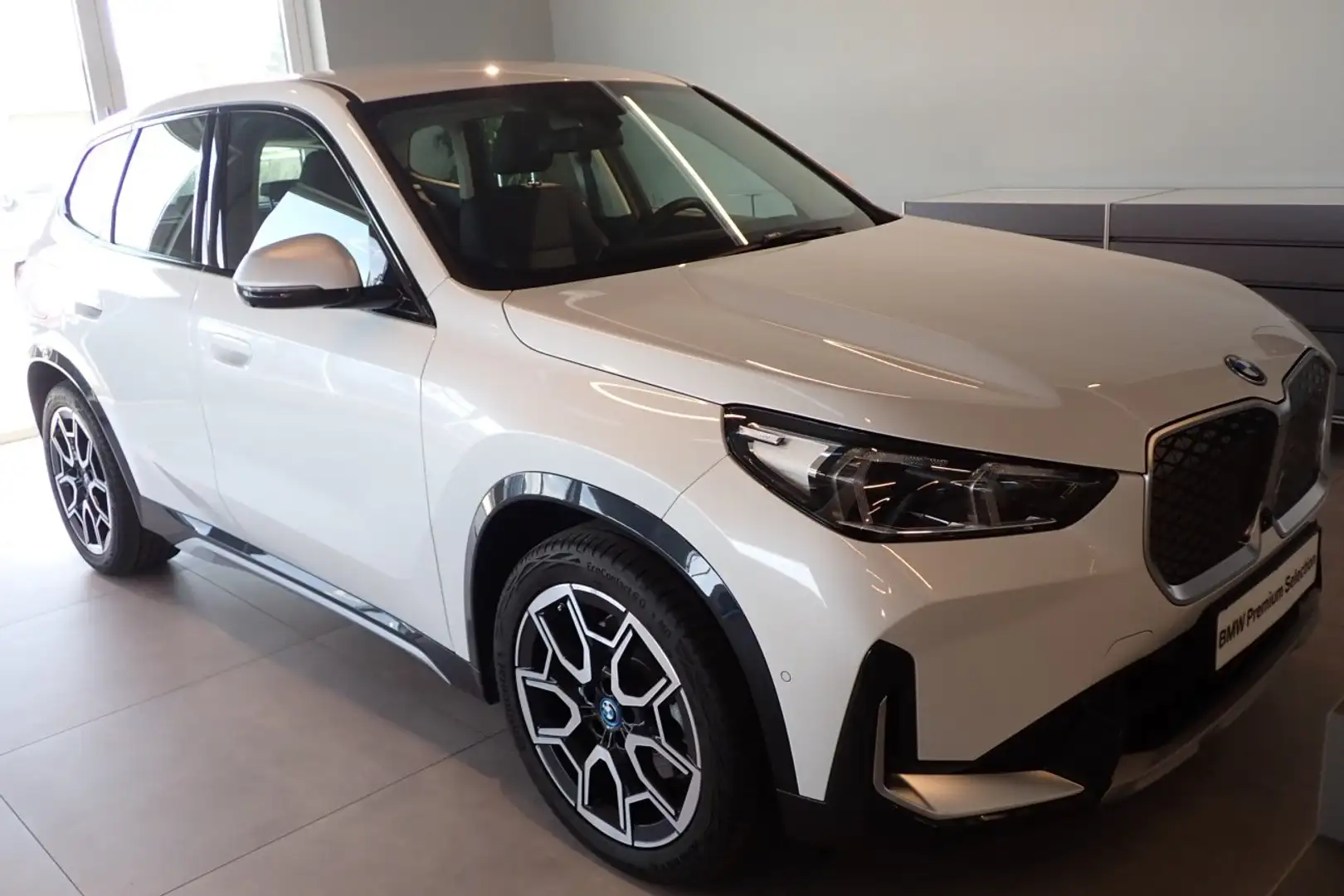 BMW iX1 xDrive30 64,7kWh Weiß - 2