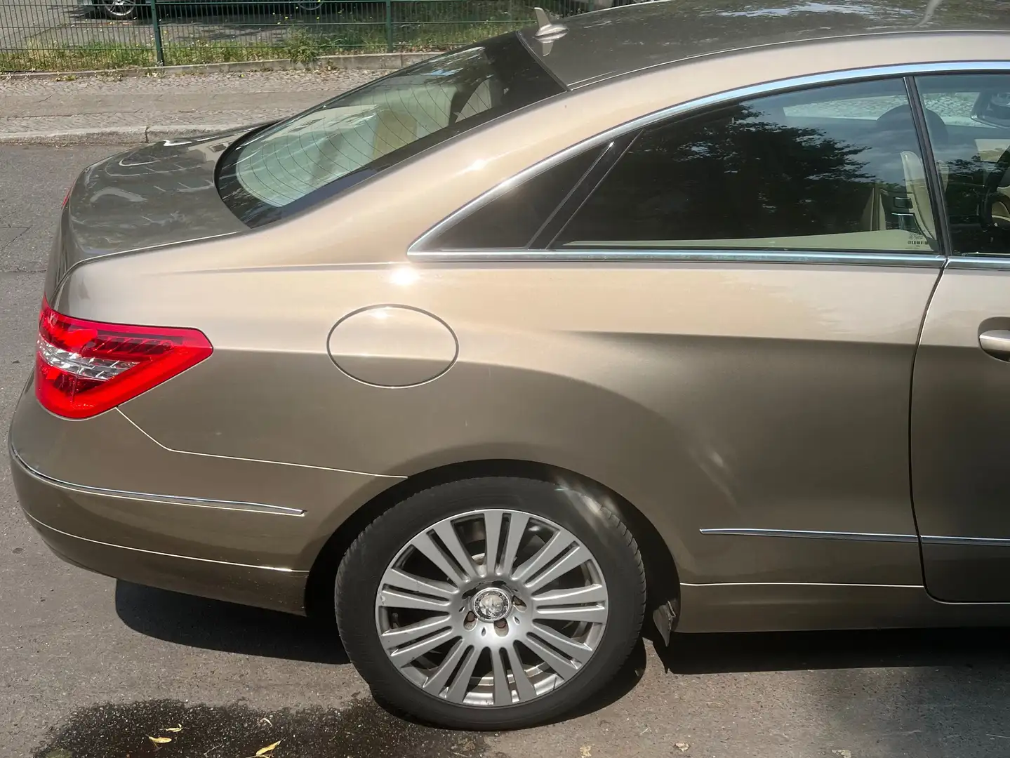 Mercedes-Benz E 250 E 250 CGI Coupe BlueEFFICIENCY Automatik Elegance Gold - 1