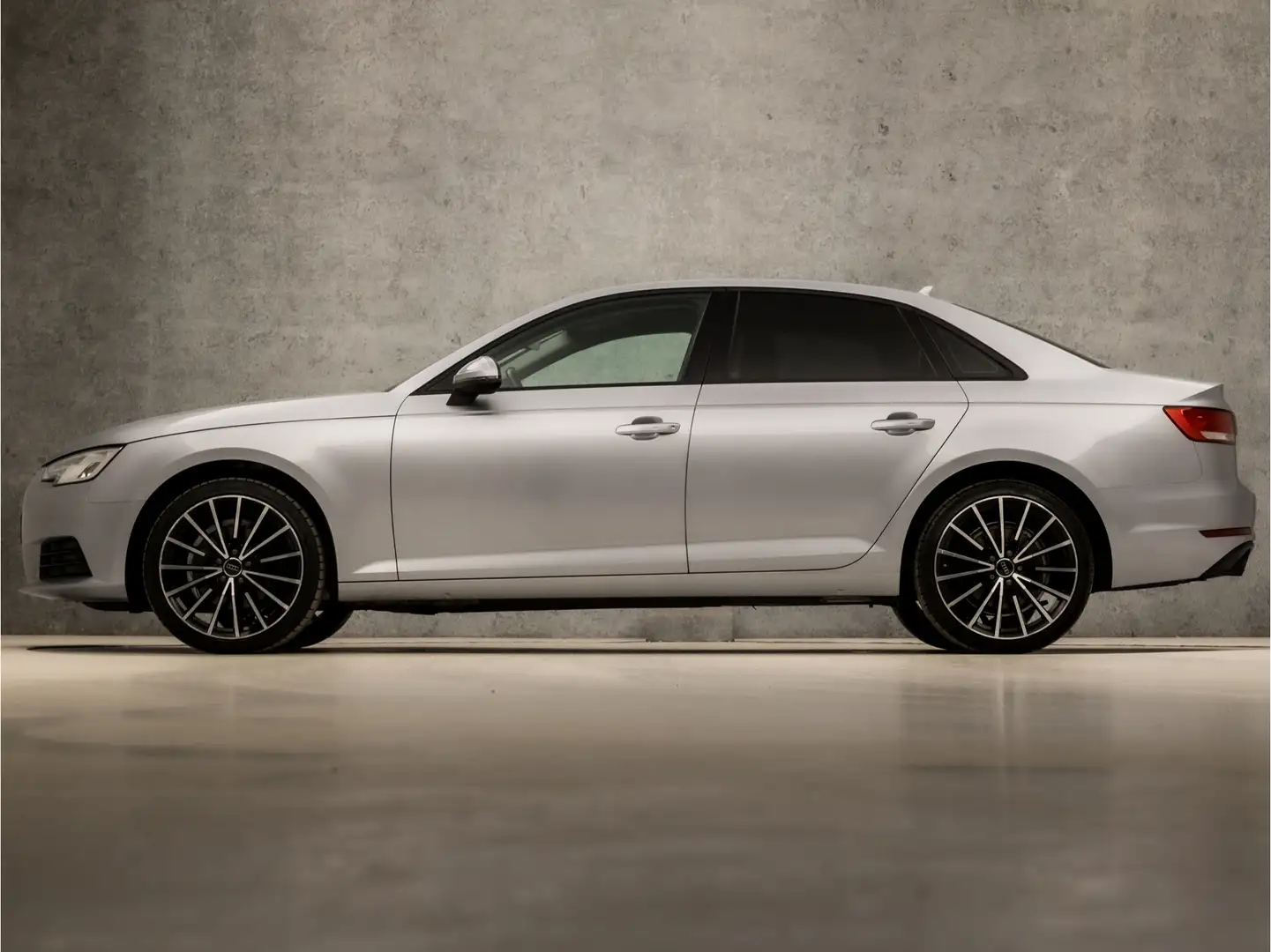 Audi A4 Limousine 1.4 TFSI Sport 150Pk Automaat (GROOT NAV Grijs - 2