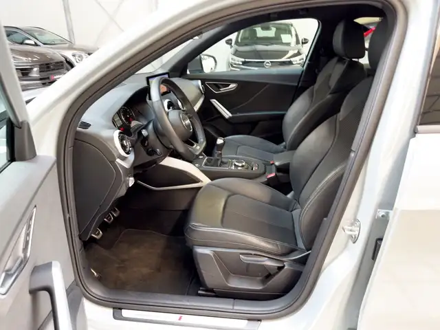 Audi Q2 view 8