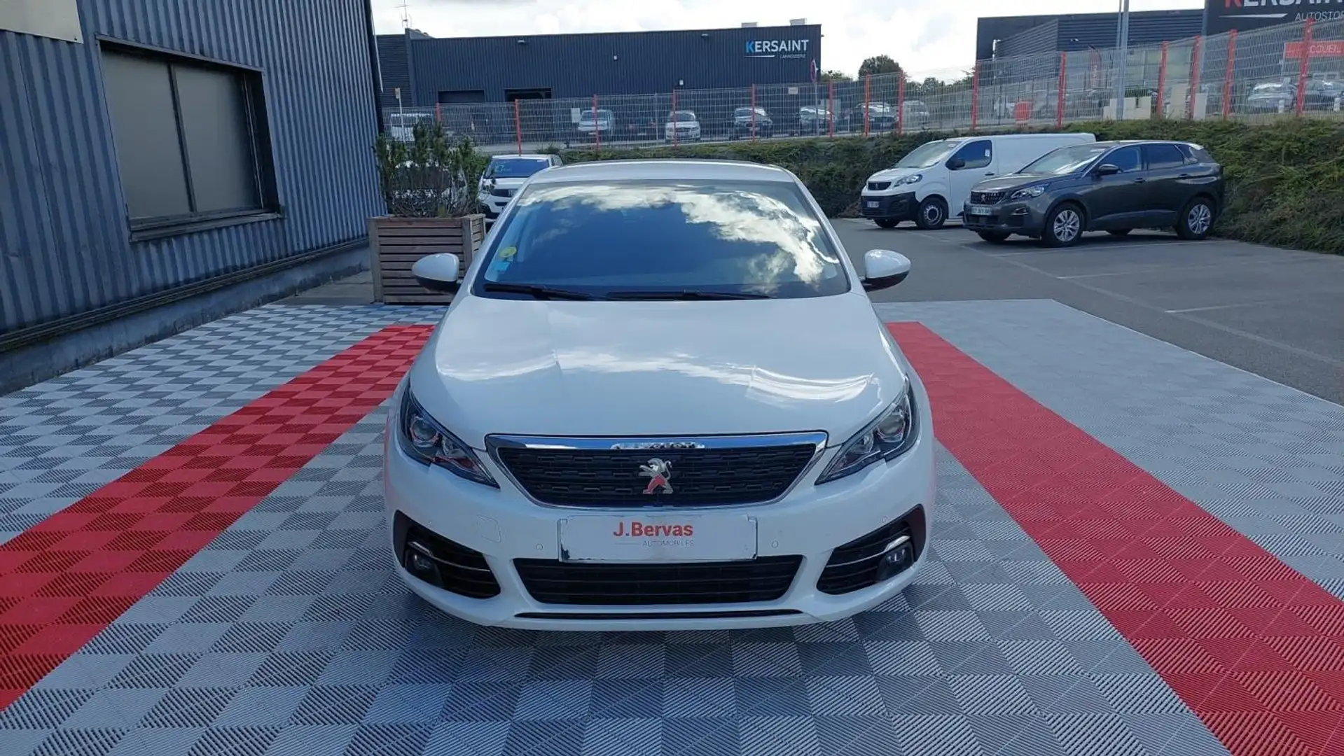 Peugeot BlueHDi 130ch S&S EAT8 Active Business Bílá - 2