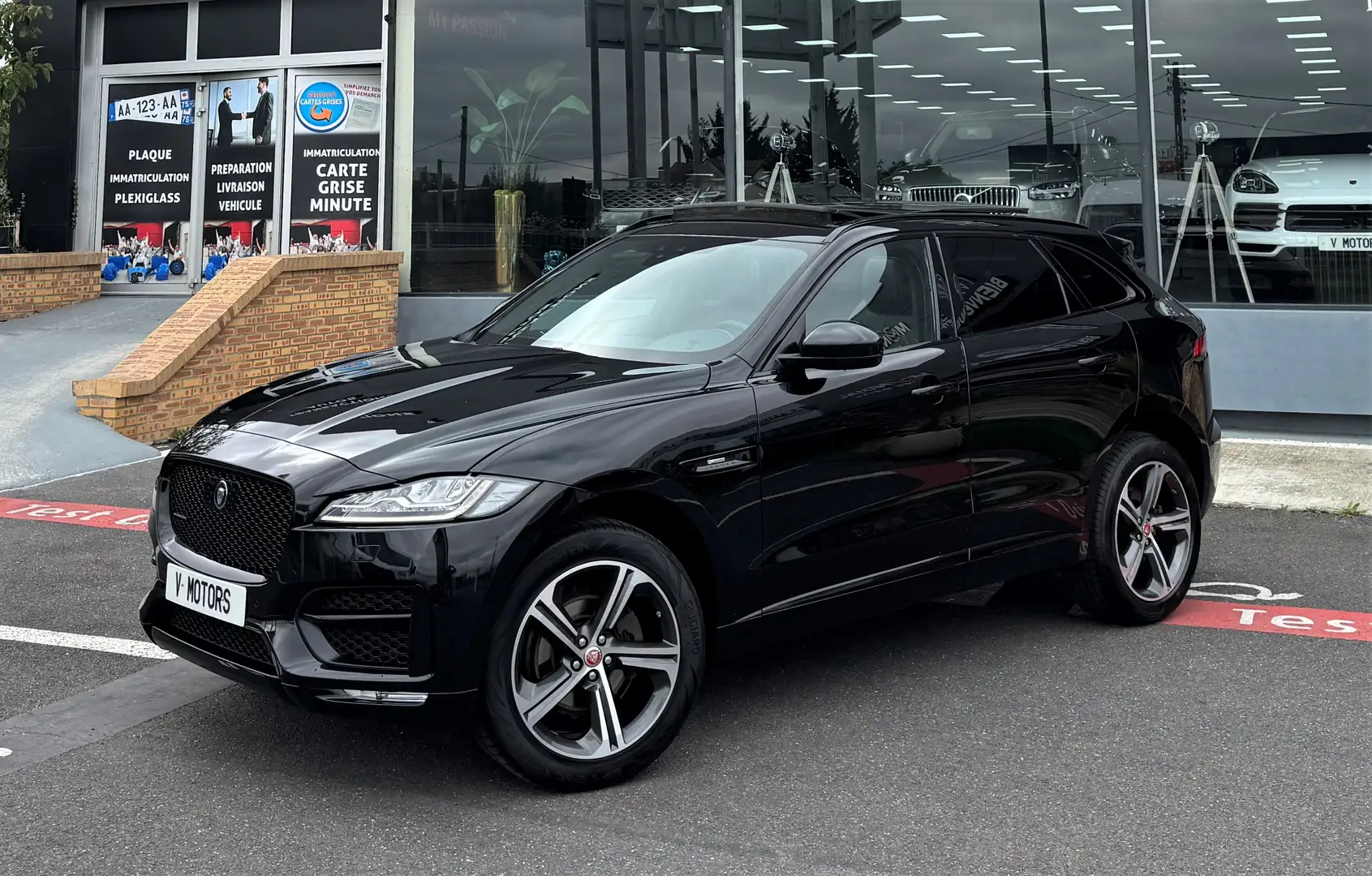 Jaguar F-Pace F-Pace 2.0d AWD R-Sport 180 Performance 1er Main Noir - 1