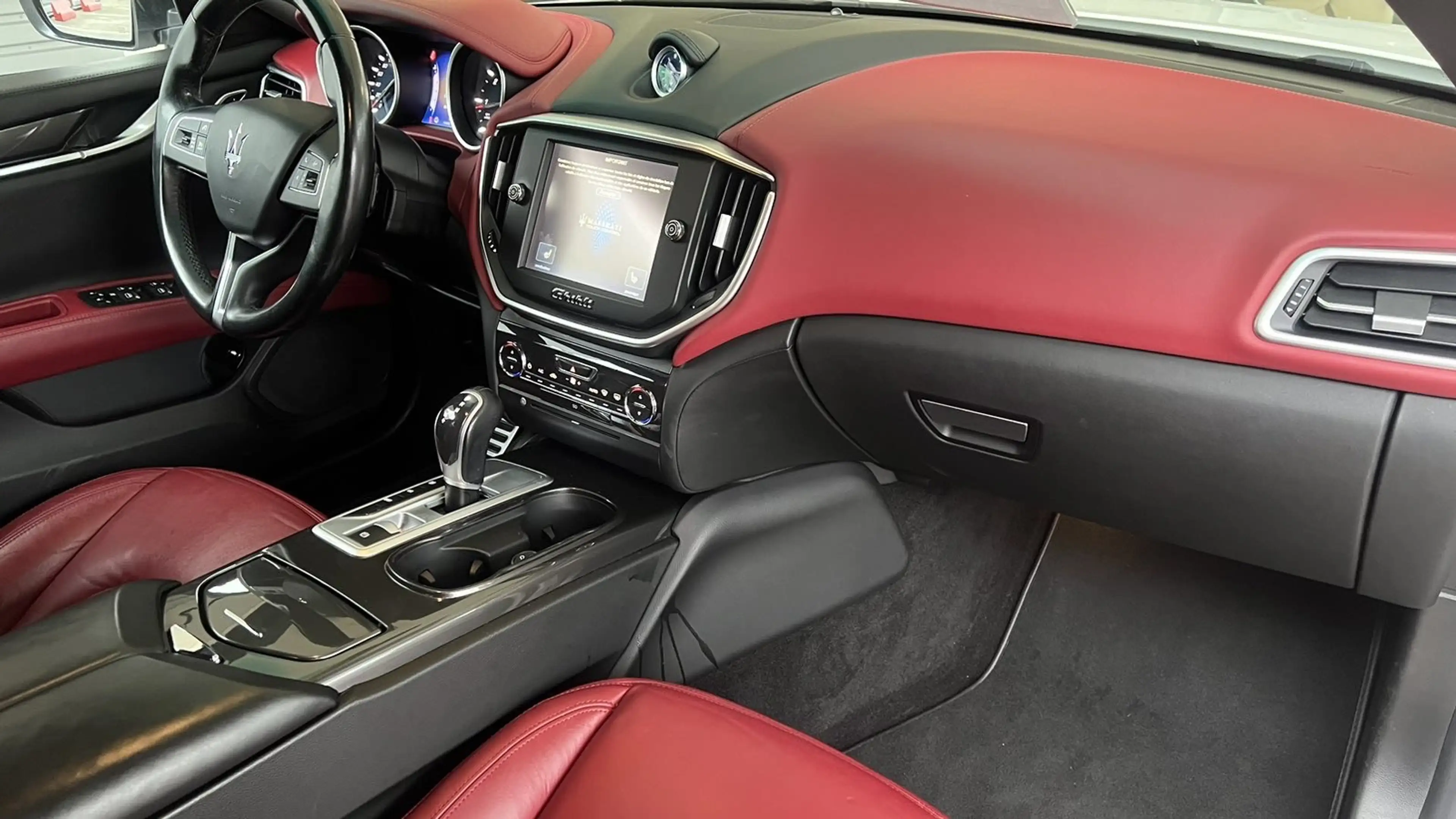 Maserati Ghibli 3.0d AUTOM. BIXENON-CUIR ELEC-GPS-JA19-PDC-GAR 1AN — photo 11