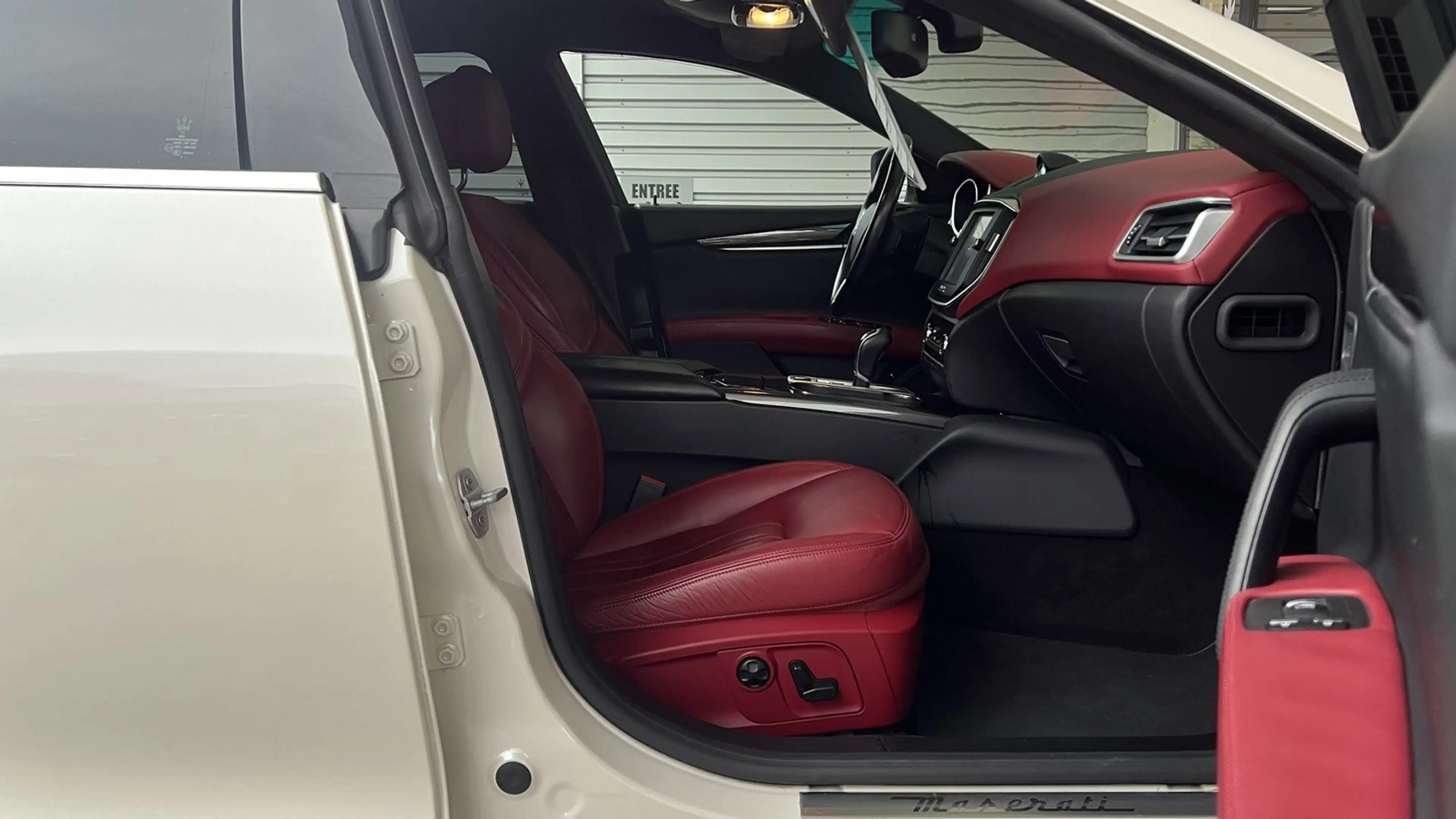 Maserati Ghibli 3.0d AUTOM. BIXENON-CUIR ELEC-GPS-JA19-PDC-GAR 1AN — photo 12