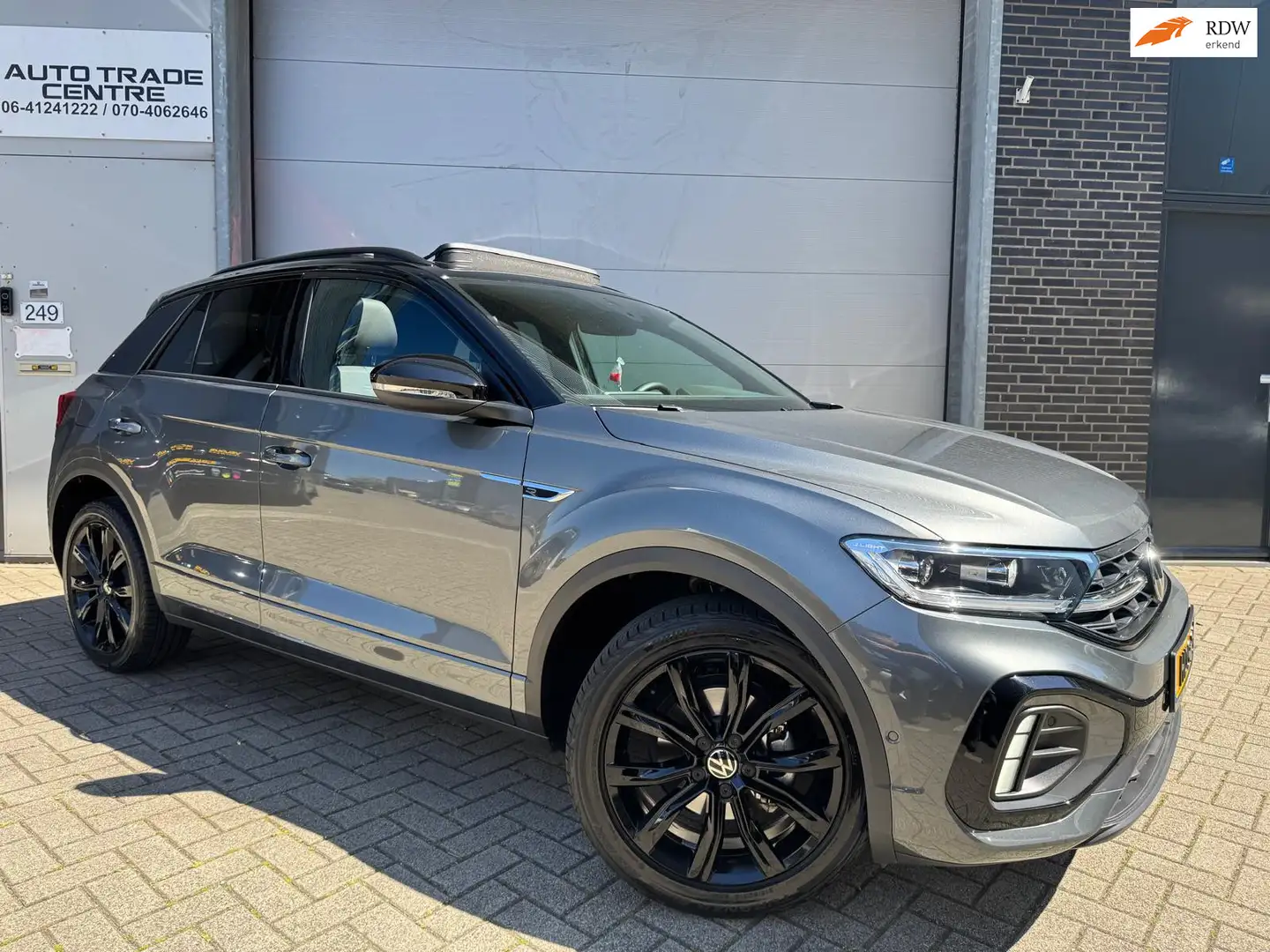 Volkswagen T-Roc 1.5 TSI Life R-Design [Pano|Stuur&Stoel VW |Trekha Grijs - 1
