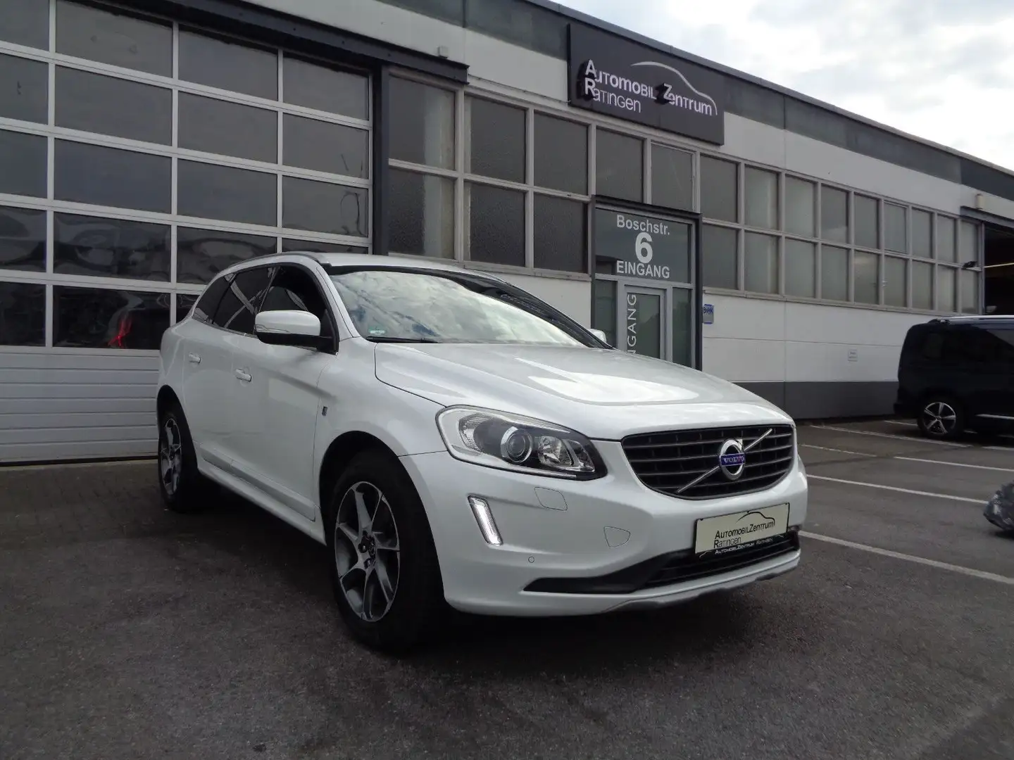 Volvo XC60 D3 Ocean Race 2.HD*GEARTRONIC*LEDER*XENON Weiß - 1