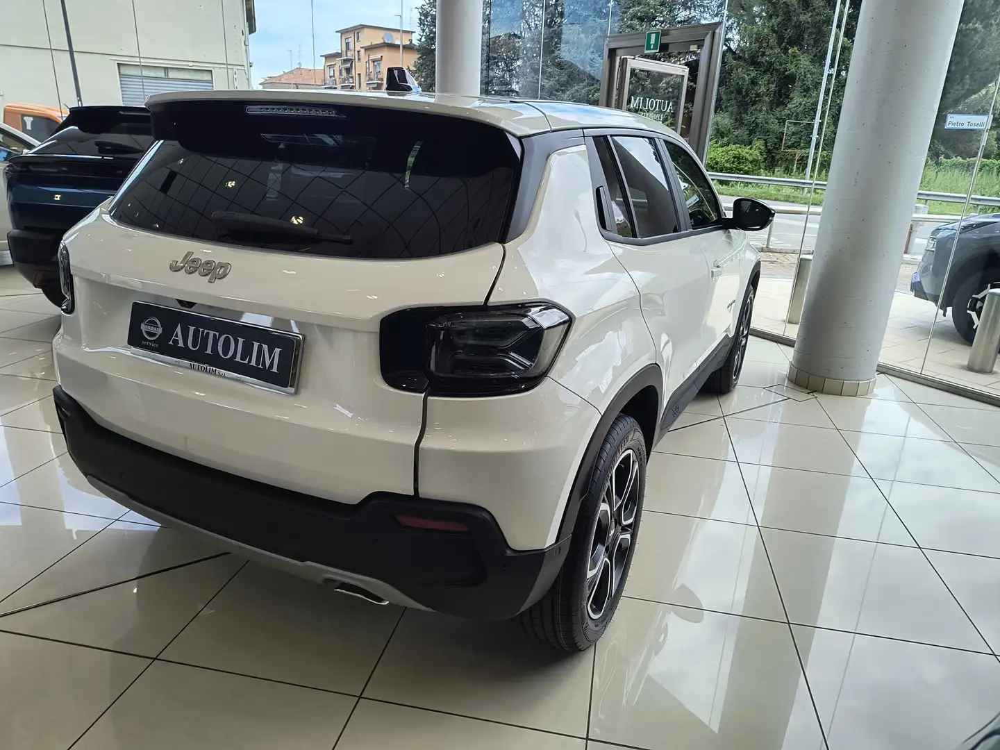 Jeep Avenger 1.2 turbo Summit + Infotainment & Convenience Pack Blanco - 2