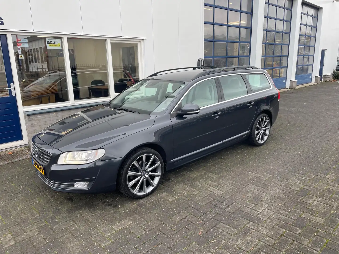 Volvo V70 2.0 D3 Polar Gris - 1