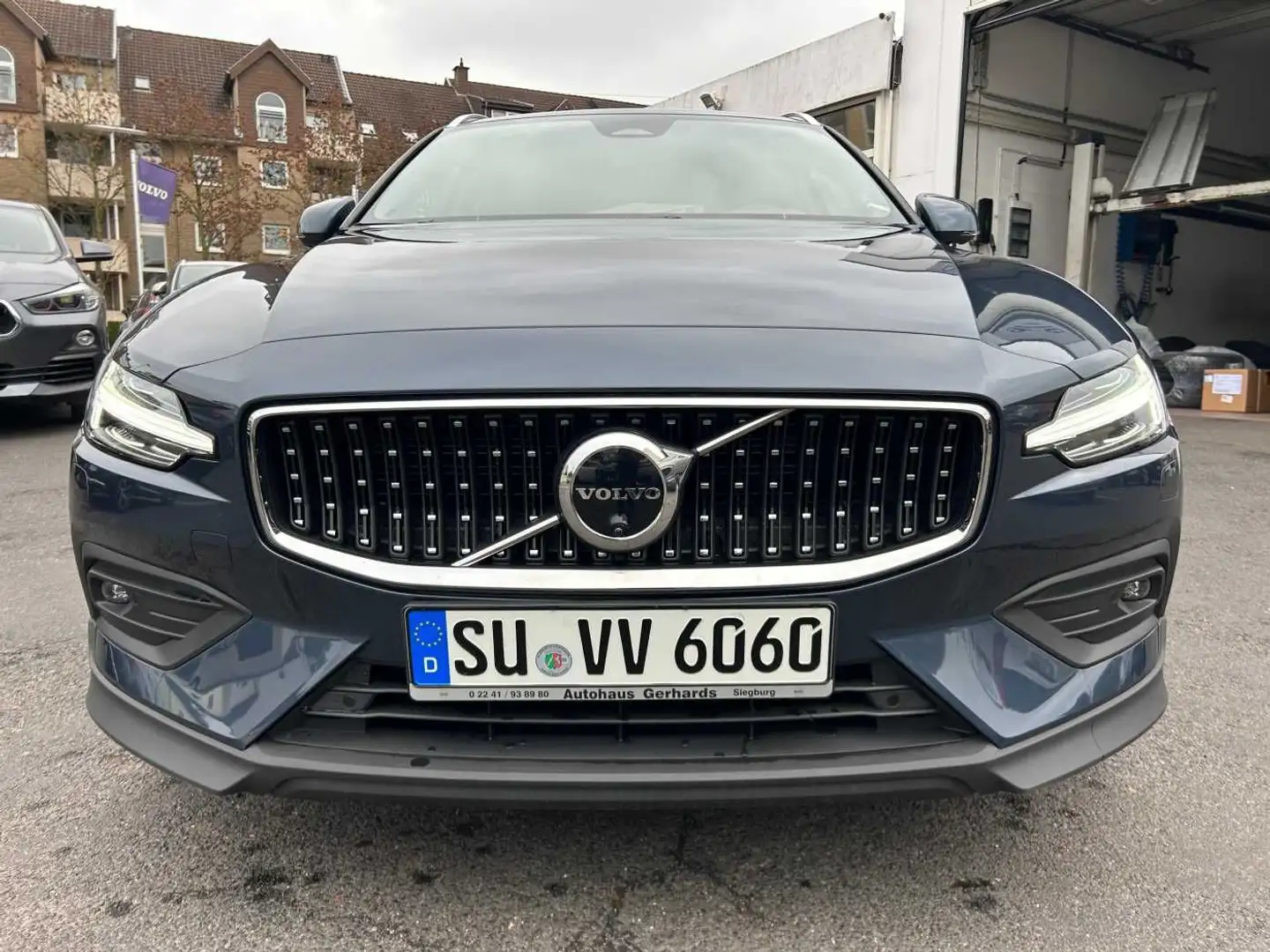 Volvo V60 Cross Country B4 Diesel AWD Ultimate, Pano, Blau - 2