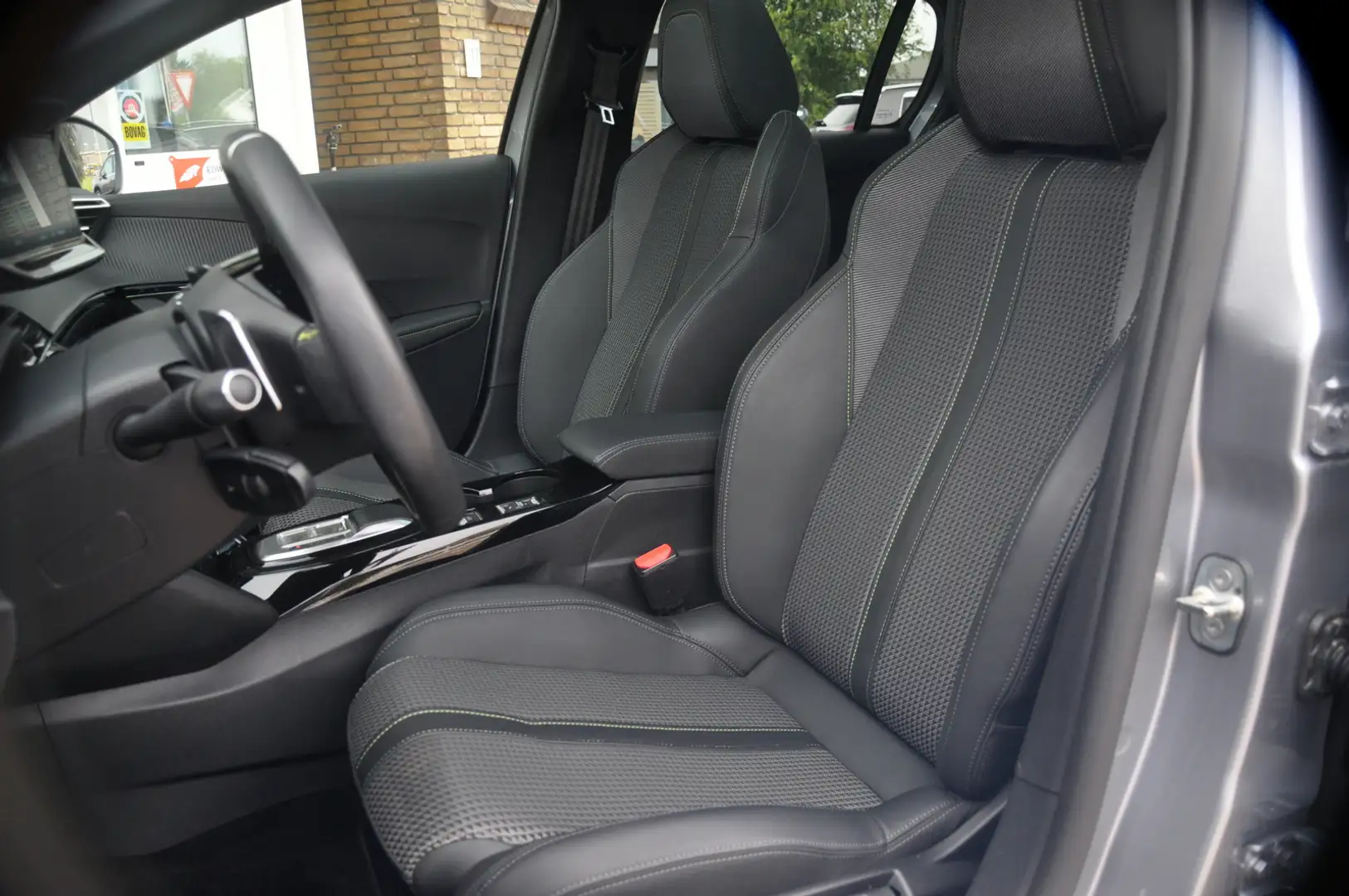 Peugeot 208 1.2 PureTech 130 PK GT EAT8 | Automaat | Navigatie Gris - 2