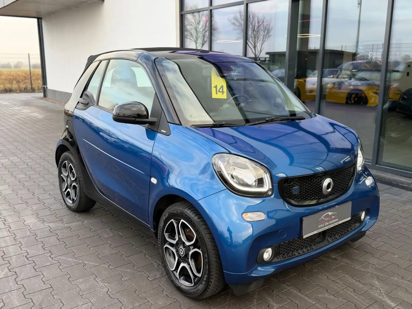 smart forTwo Cabrio EQ Aut. Leder Navi Schwarz - 2