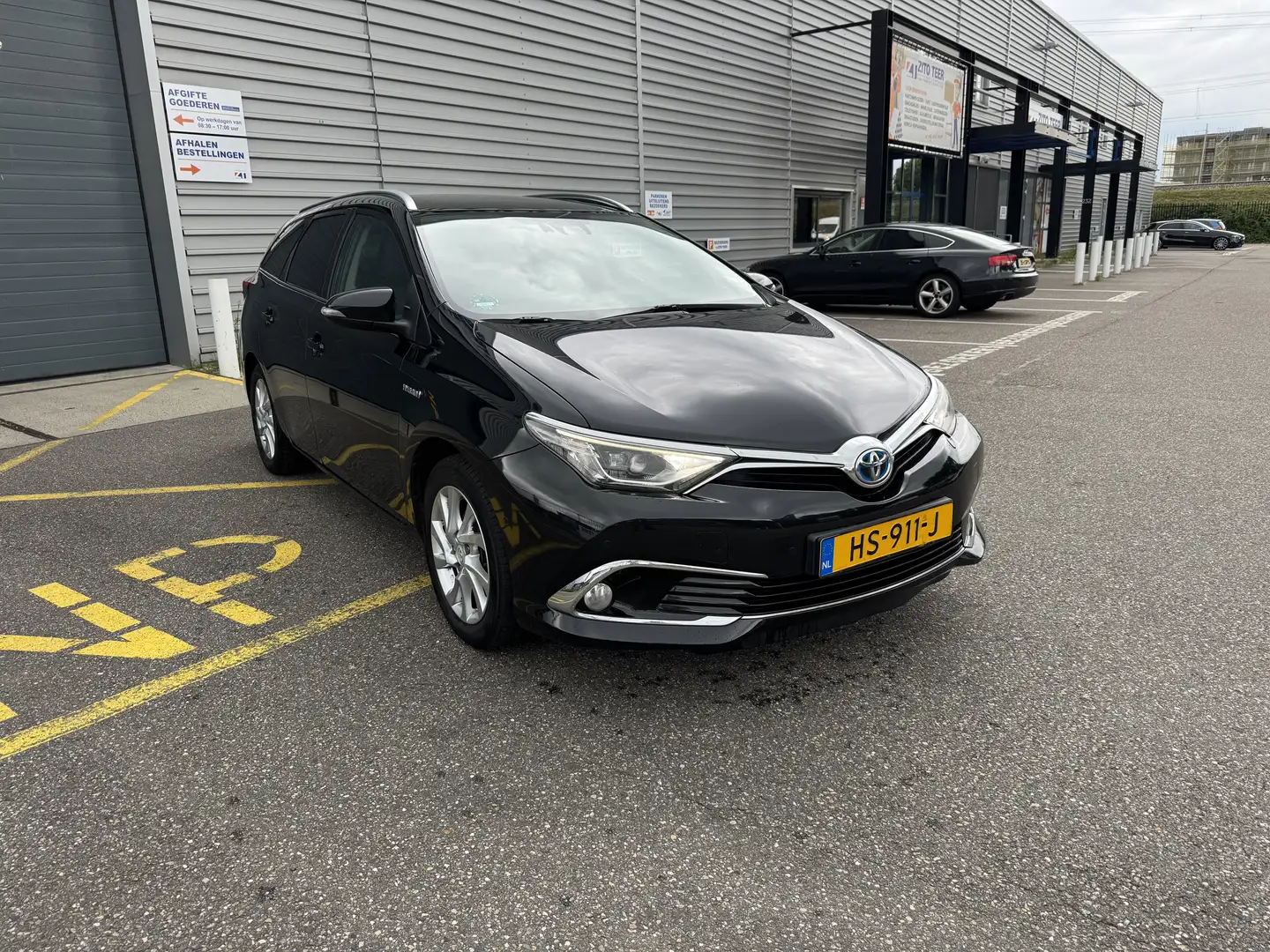 Toyota Auris 1.8 Hybrid Lease Pro sports Pano xenon Czarny - 1