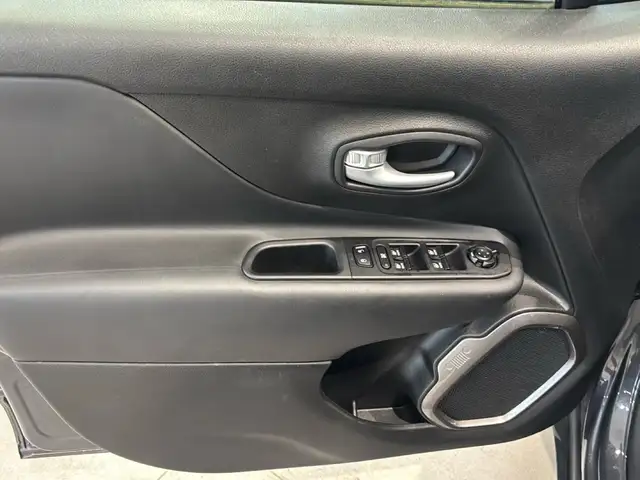 Jeep Renegade view 18