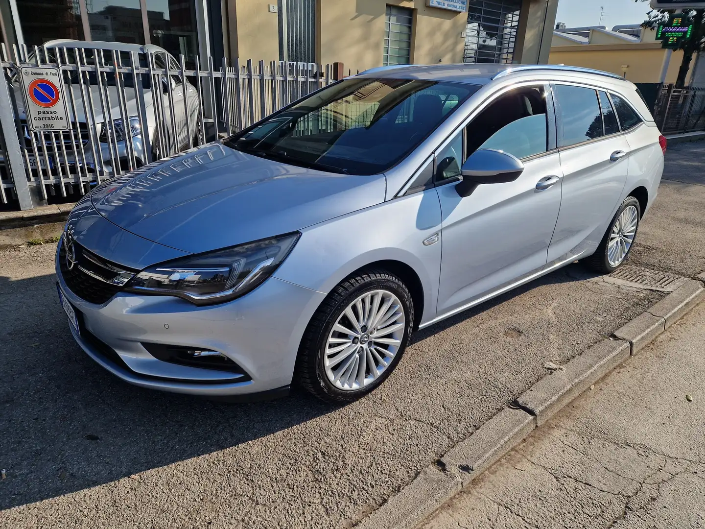 Opel Astra Sports Tourer 1.6 cdti Business s Gris - 1