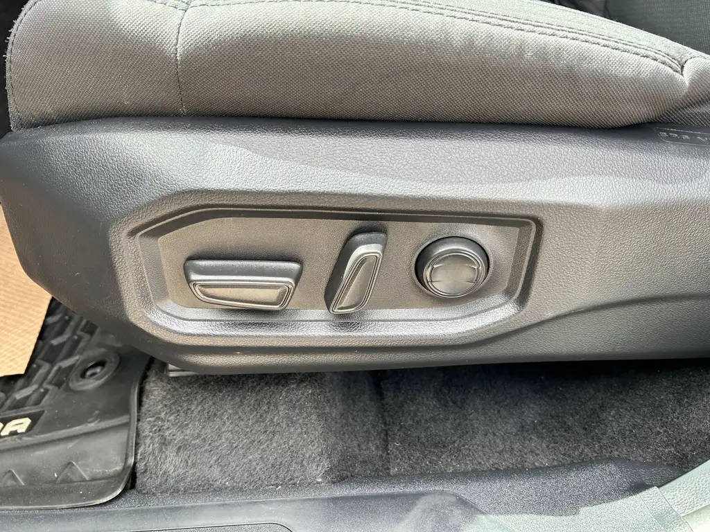 2025 Toyota Tundra CrewMax SR5 CrewMax Long Bed | 4X4 | Heated Steering Wheel — photo 8