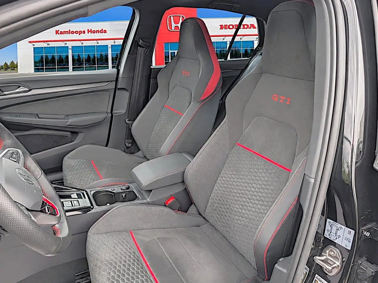Volkswagen Golf GTI снимка Volkswagen Golf GTI