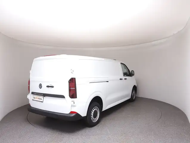Volkswagen Transporter view 4