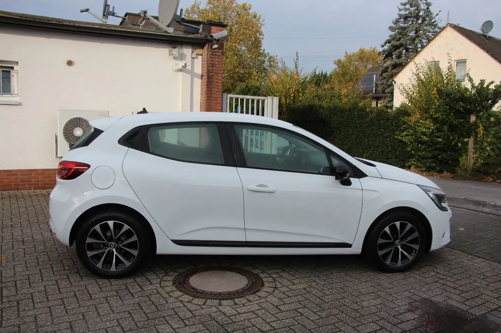 Renault Clio SCe 65 Equilibre /26712 Weiß - 2