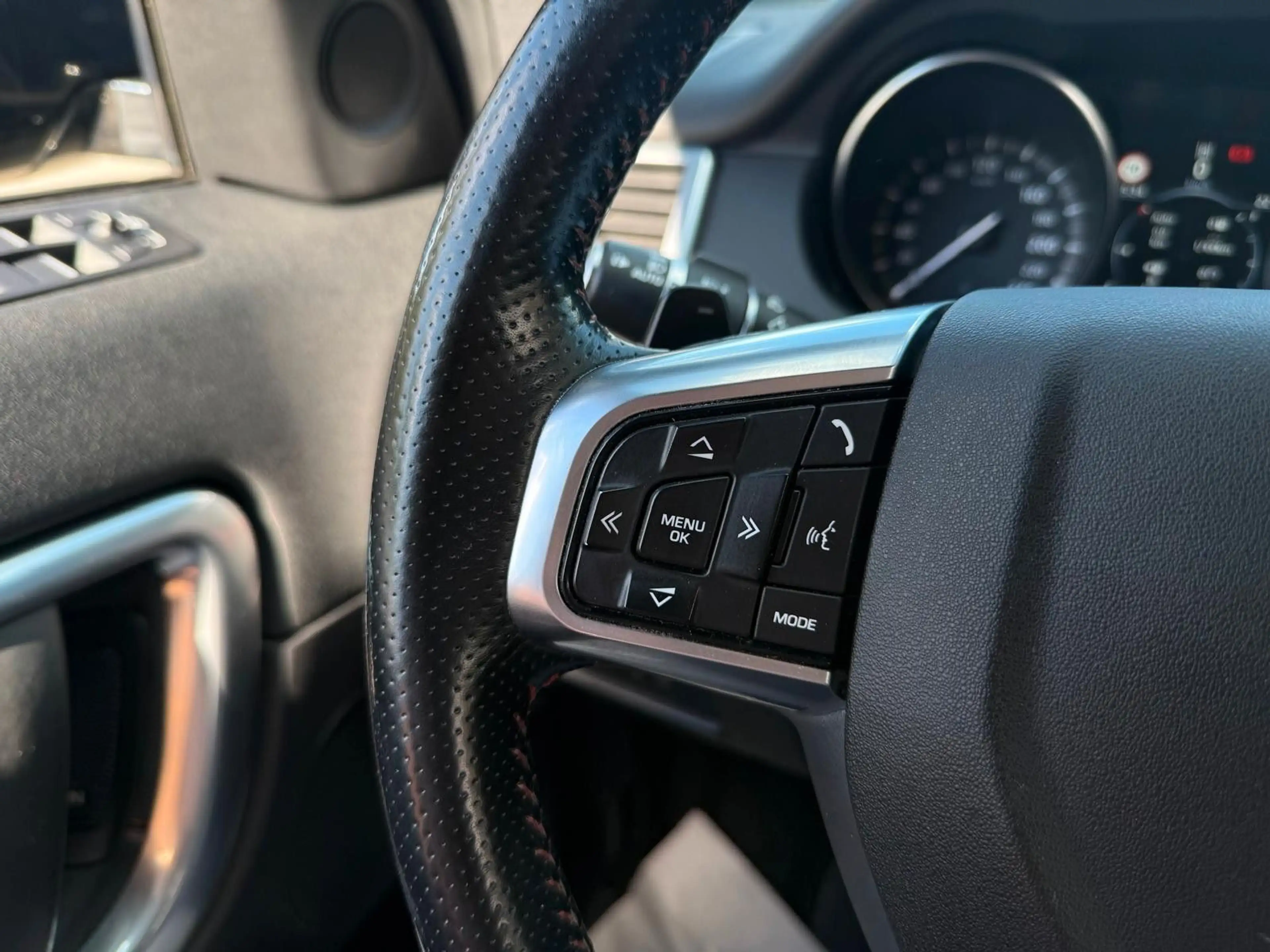 Land Rover Discovery Sport HSE TD4 — photo 9