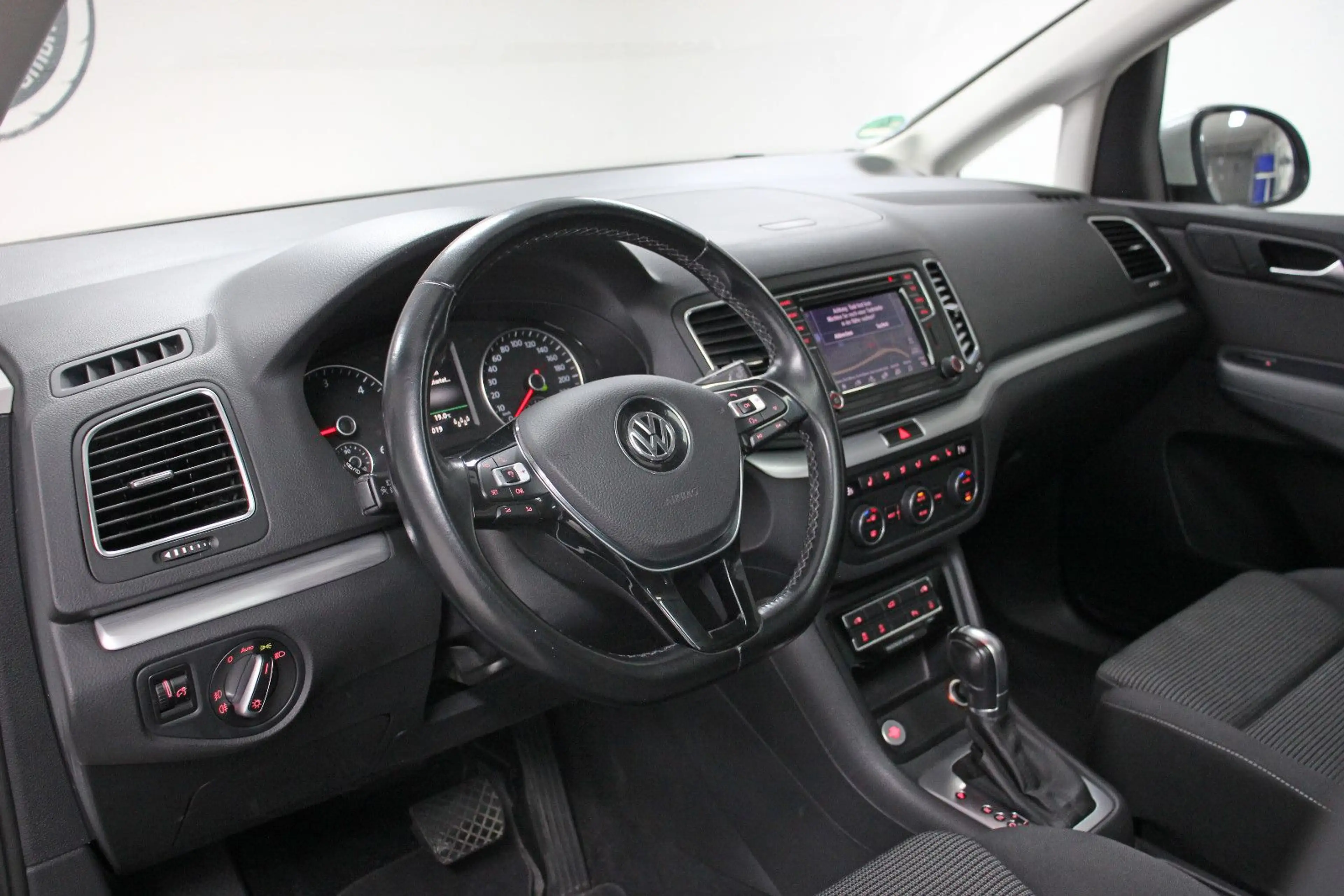 Volkswagen Sharan 2.0 TDI DSG *KAMERA/AHK/ACC/PANO/7-SITZE* — photo 9