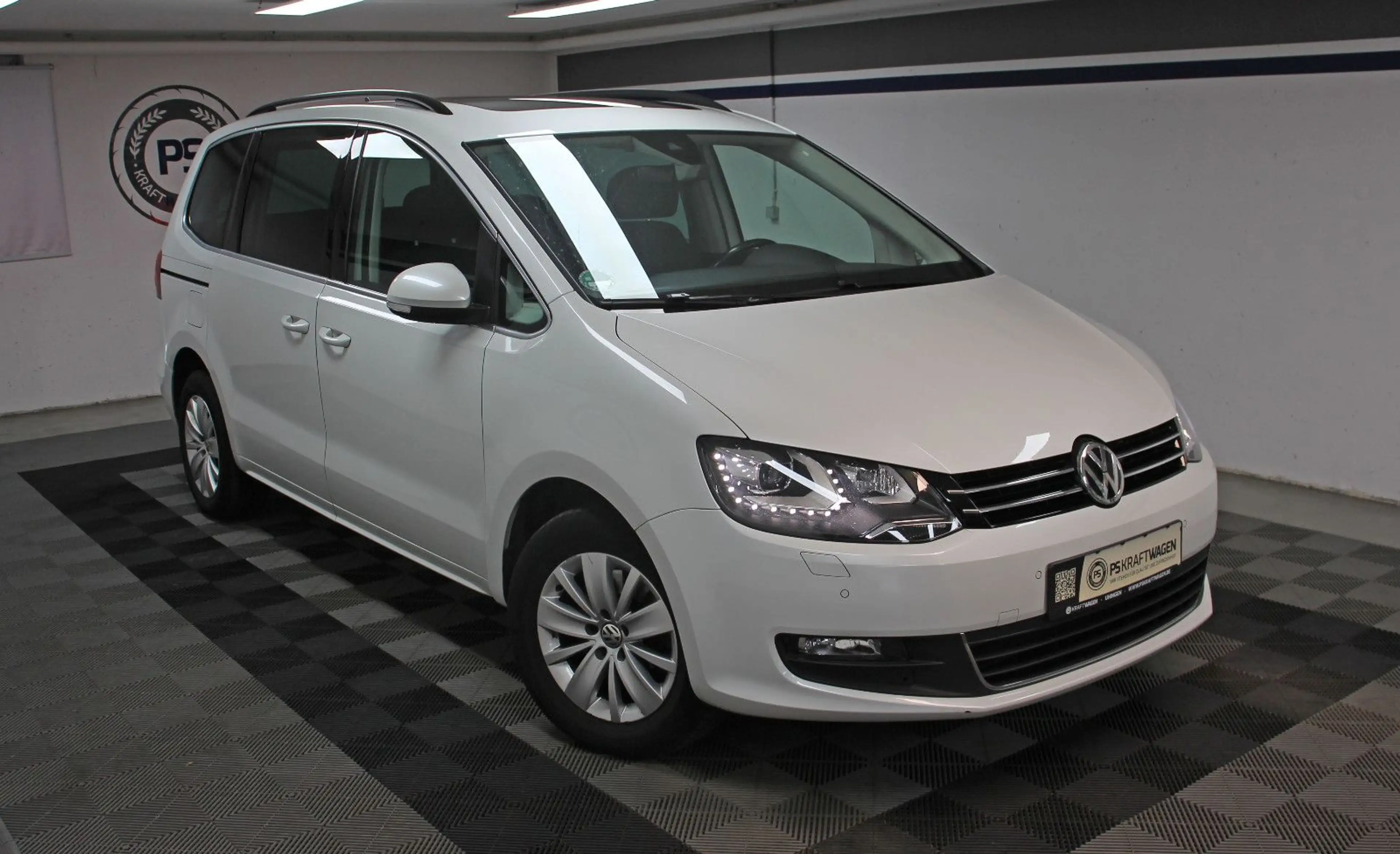Volkswagen Sharan 2.0 TDI DSG *KAMERA/AHK/ACC/PANO/7-SITZE* — photo 2