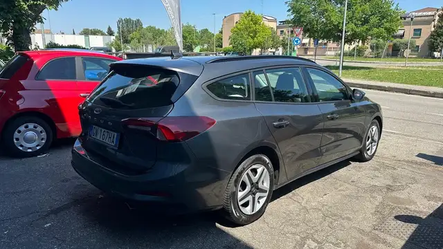 Ford Focus view 3