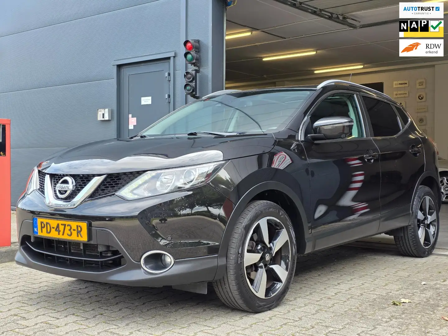 Nissan Qashqai 1.2 N-Connecta / NAP !! / PANODAK / KEYLESS / STOE Noir - 1