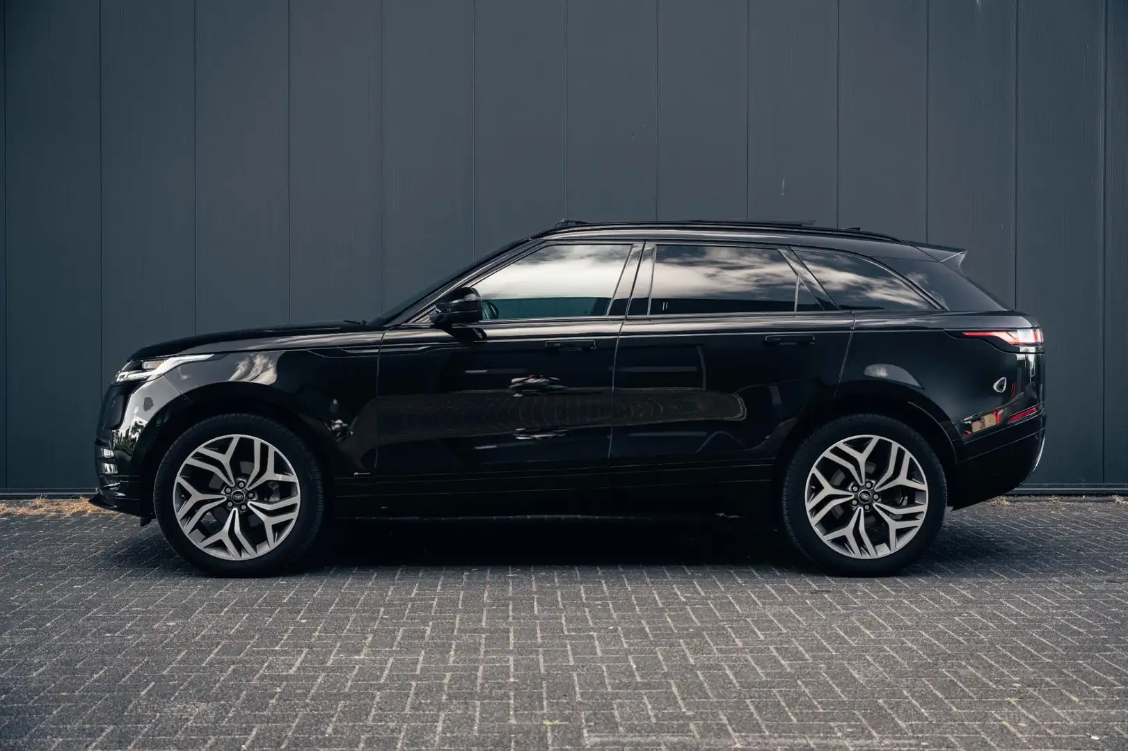 Land Rover Range Rover Velar 2.0 P250 Turbo AWD R-Dynamic HSE Black Edition Zwart - 2